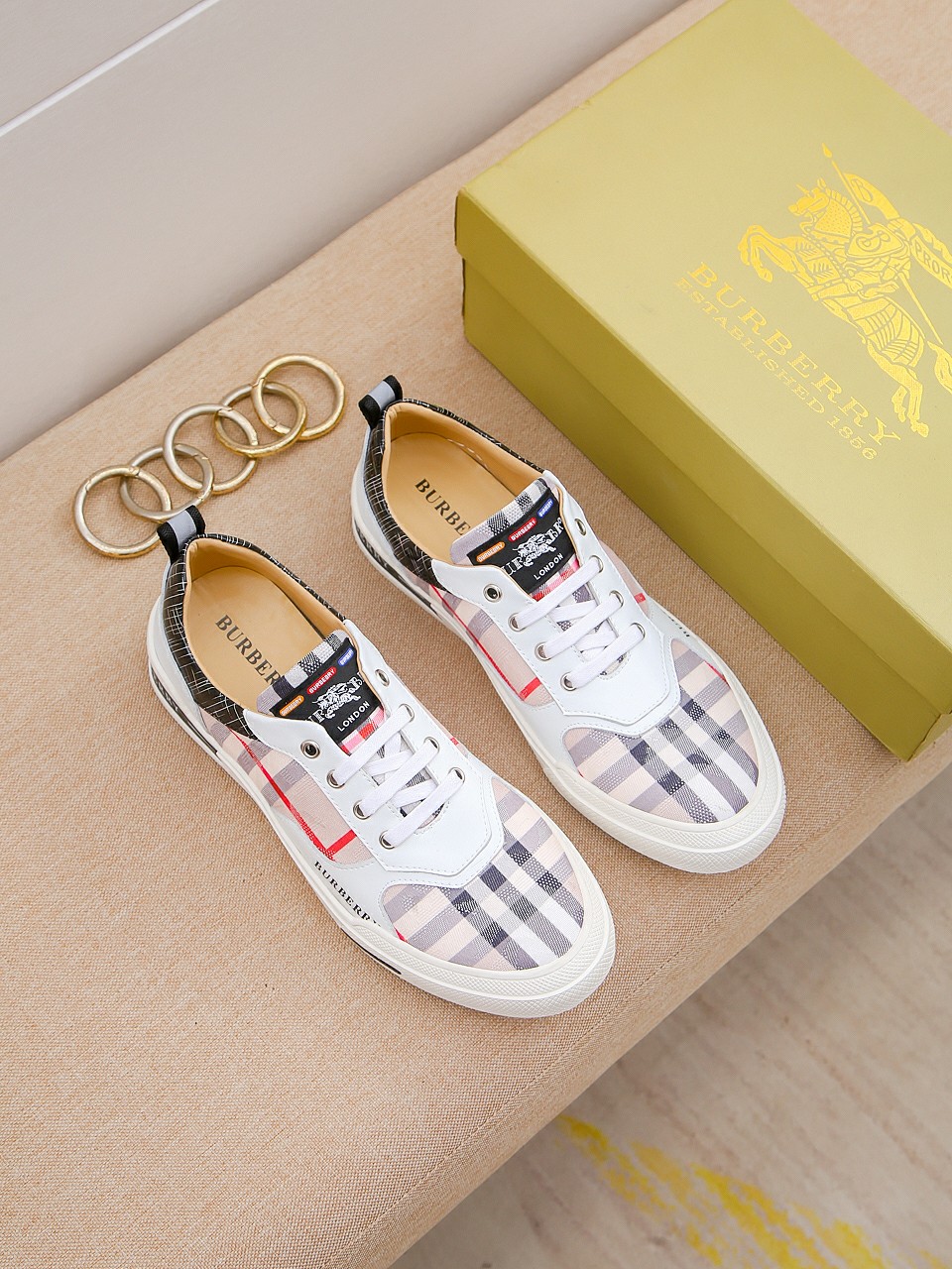 I0  Burberry 巴宝莉 经典休闲鞋2022休闲运动男鞋，懒人套脚板鞋 帆船鞋 全新米兰时装时尚的设计，完美做工，原版复刻 骑士花纹😍 材质：头层牛皮柔软舒适，羊皮鞋垫，适合户外青年跑步🏃户外司机驾车鞋 🚗套脚方便 懒人乐福首选原版橡胶耐磨大底，男鞋