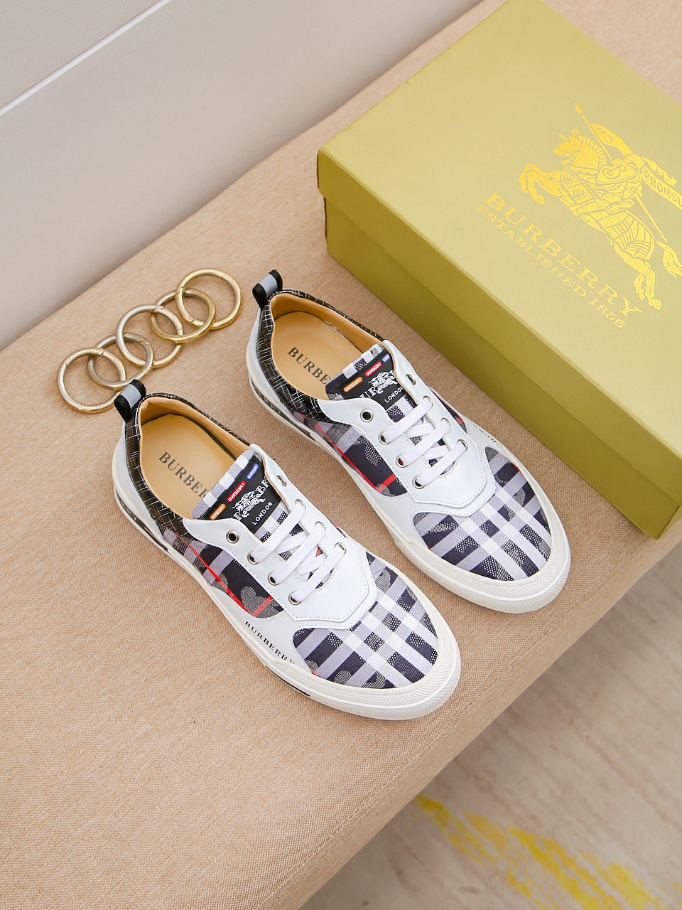 I0  Burberry 巴宝莉 经典休闲鞋2022休闲运动男鞋，懒人套脚板鞋 帆船鞋 全新米兰时装时尚的设计，完美做工，原版复刻 骑士花纹😍 材质：头层牛皮柔软舒适，羊皮鞋垫，适合户外青年跑步🏃户外司机驾车鞋 🚗套脚方便 懒人乐福首选原版橡胶耐磨大底，男鞋