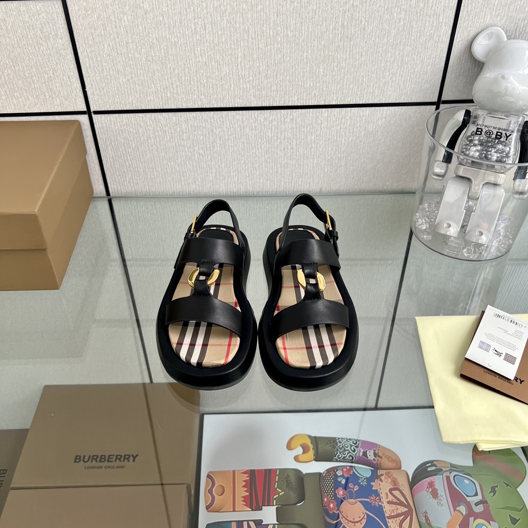 NO:260228,BURBERRY new style slippers.  Made by complex processes.  Absolutely high quality!  Burberry classic plaid cloth in midsole bag, fashionable and up-to-date.  Imported cowhide noodles.  With a full set of counter packaging, size 35-40, sandals, burberry, burberry, sandals, slippers, cowhide19860909BURBERRY巴宝莉新款拖鞋．采用复杂的工序制造而成．绝对高品质！中底包巴宝莉经典格子布,时尚上档次．进口牛皮面．配全套专柜包装 码数35－40,凉鞋,burberry,burberry,sandals,slippers,cowhide,Women's Shoes