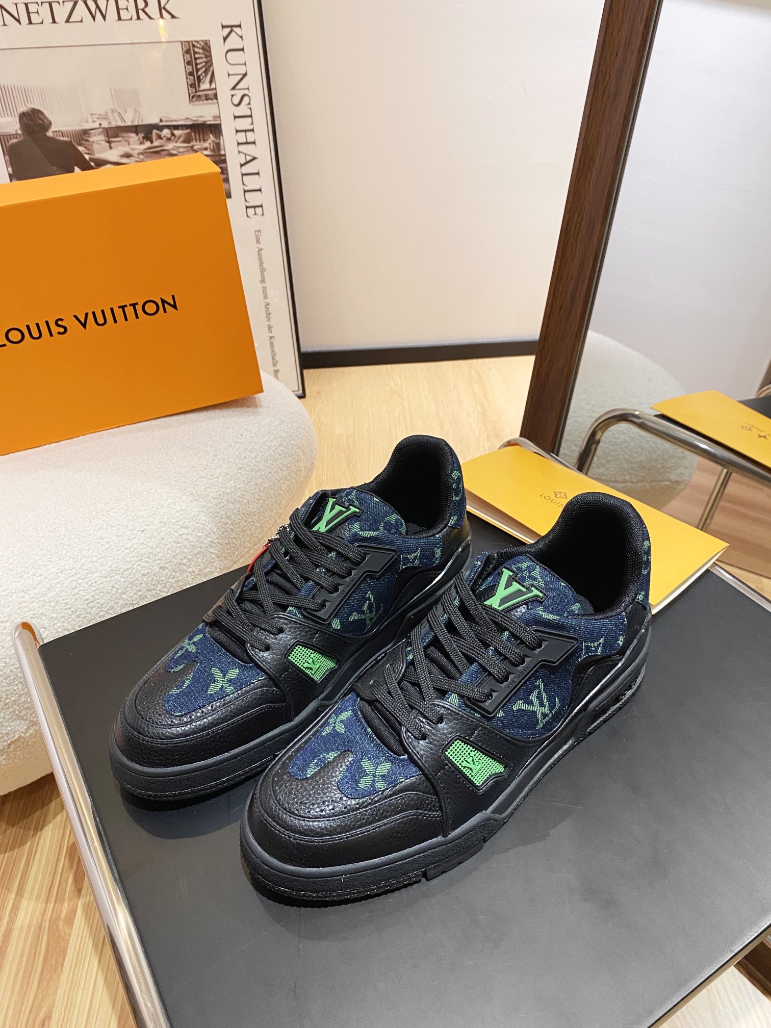 Louis Vuitton Louis Vuitton LV Trainer 运动鞋是路易威登艺术总监Virgil Abloh对 篮球鞋的解读 由不同色调打造 外底饰有Monogram花卉纹饰 侧面有Vuitton标识 包装标准码