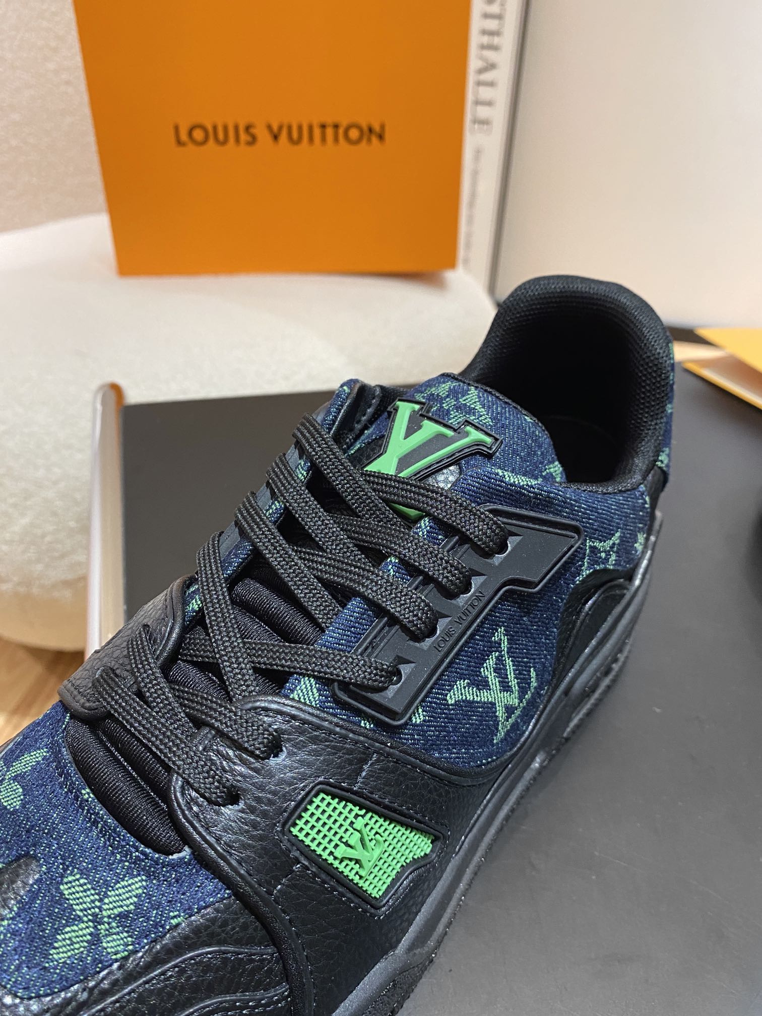 Louis Vuitton Louis Vuitton LV Trainer 运动鞋是路易威登艺术总监Virgil Abloh对 篮球鞋的解读 由不同色调打造 外底饰有Monogram花卉纹饰 侧面有Vuitton标识 包装标准码