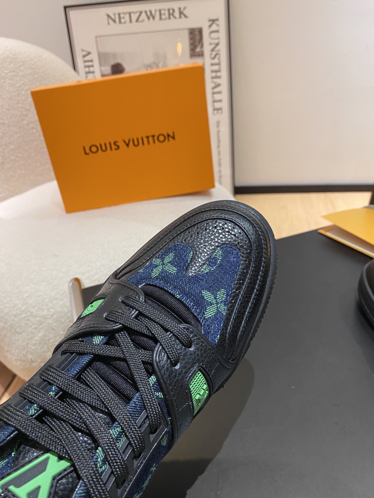 Louis Vuitton Louis Vuitton LV Trainer 运动鞋是路易威登艺术总监Virgil Abloh对 篮球鞋的解读 由不同色调打造 外底饰有Monogram花卉纹饰 侧面有Vuitton标识 包装标准码