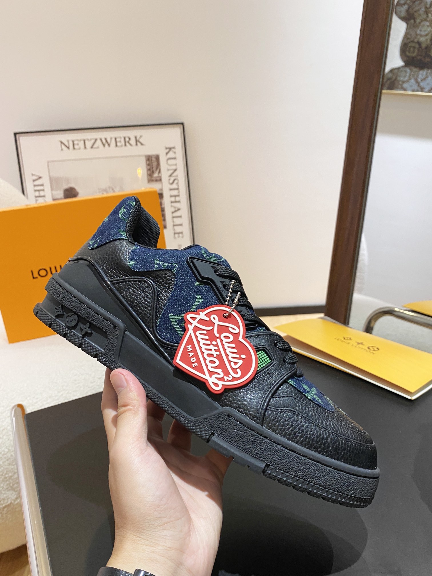 Louis Vuitton Louis Vuitton LV Trainer 运动鞋是路易威登艺术总监Virgil Abloh对 篮球鞋的解读 由不同色调打造 外底饰有Monogram花卉纹饰 侧面有Vuitton标识 包装标准码
