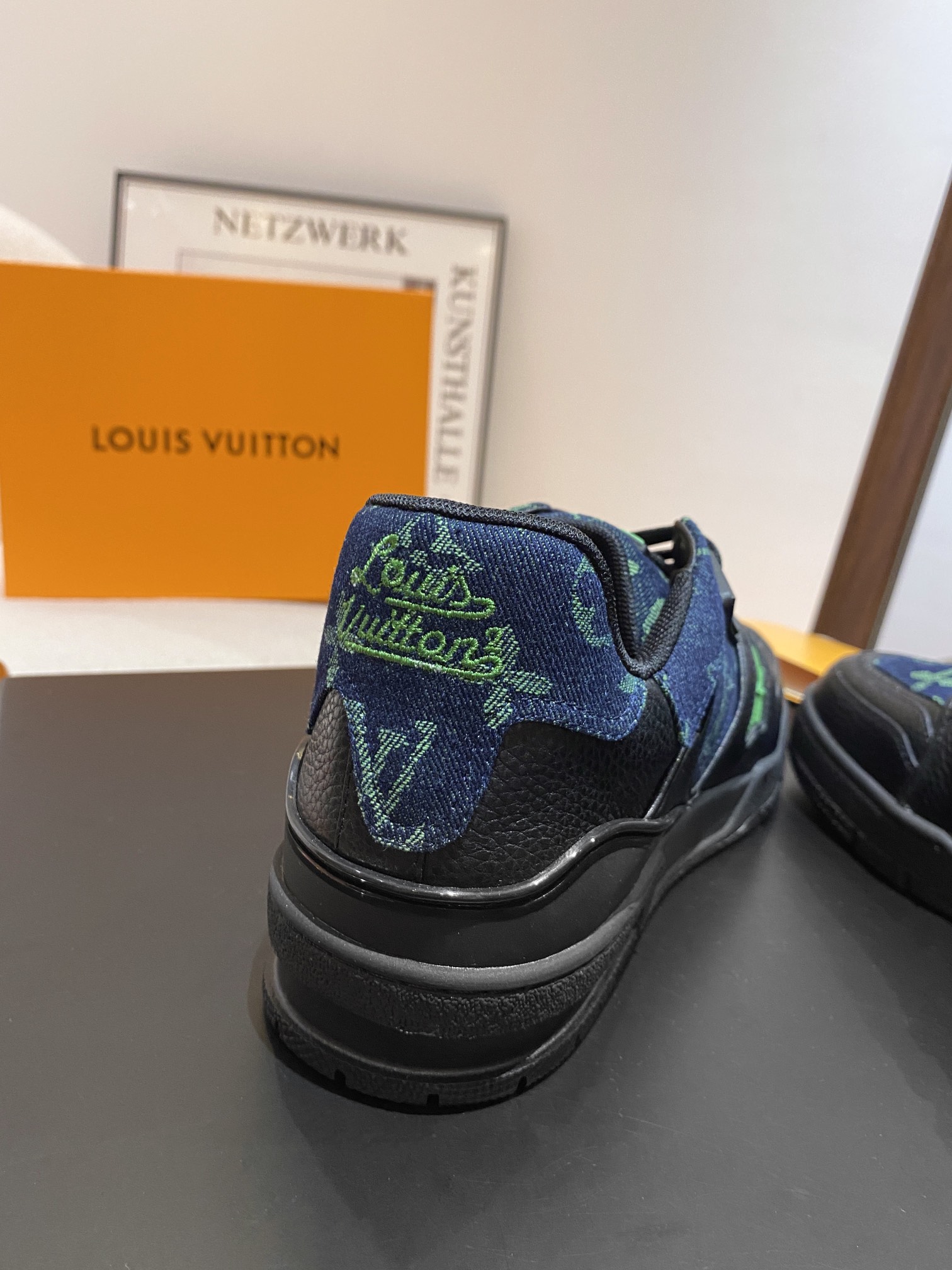 Louis Vuitton Louis Vuitton LV Trainer 运动鞋是路易威登艺术总监Virgil Abloh对 篮球鞋的解读 由不同色调打造 外底饰有Monogram花卉纹饰 侧面有Vuitton标识 包装标准码