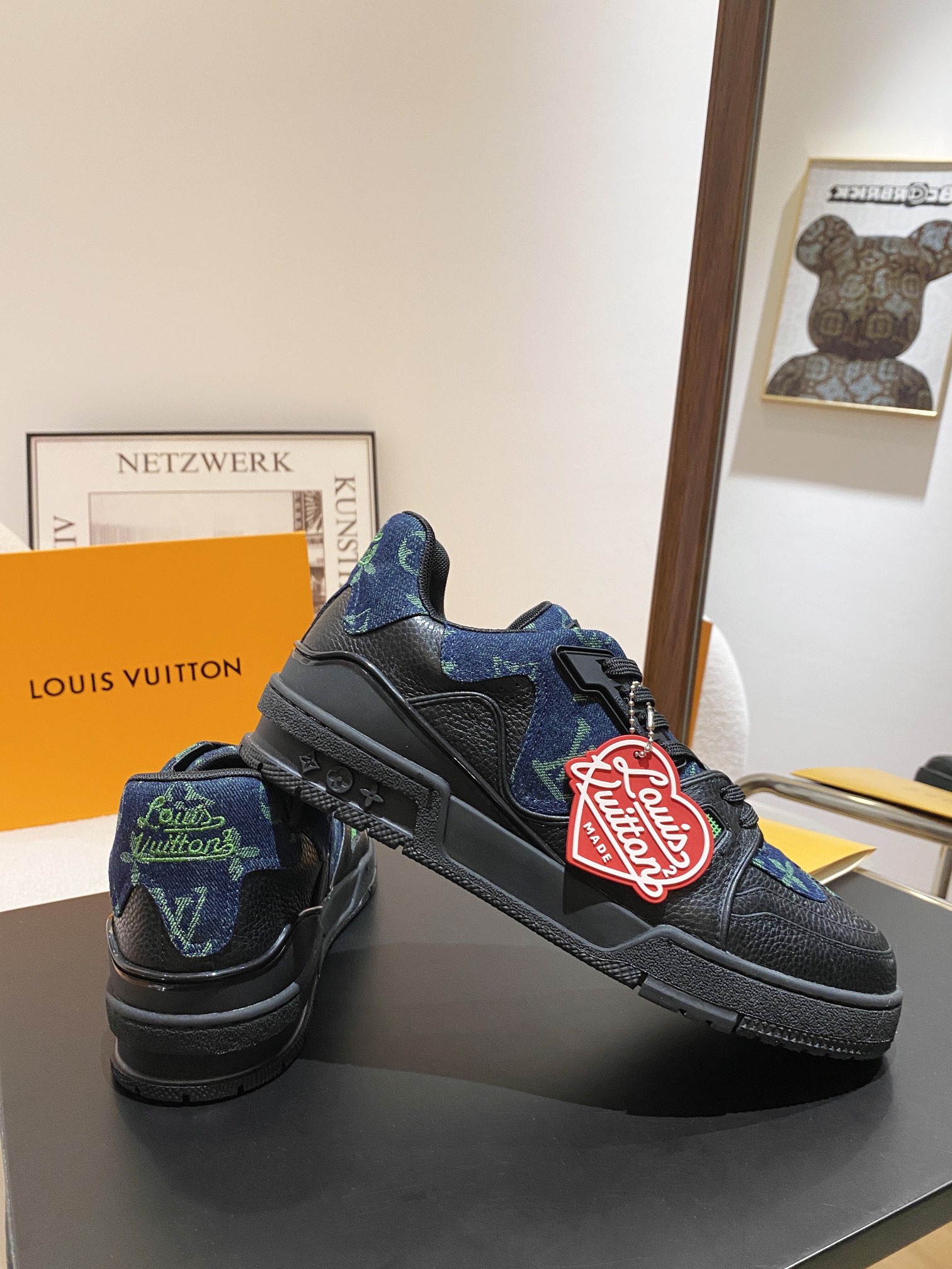 Louis Vuitton Louis Vuitton LV Trainer 运动鞋是路易威登艺术总监Virgil Abloh对 篮球鞋的解读 由不同色调打造 外底饰有Monogram花卉纹饰 侧面有Vuitton标识 包装标准码