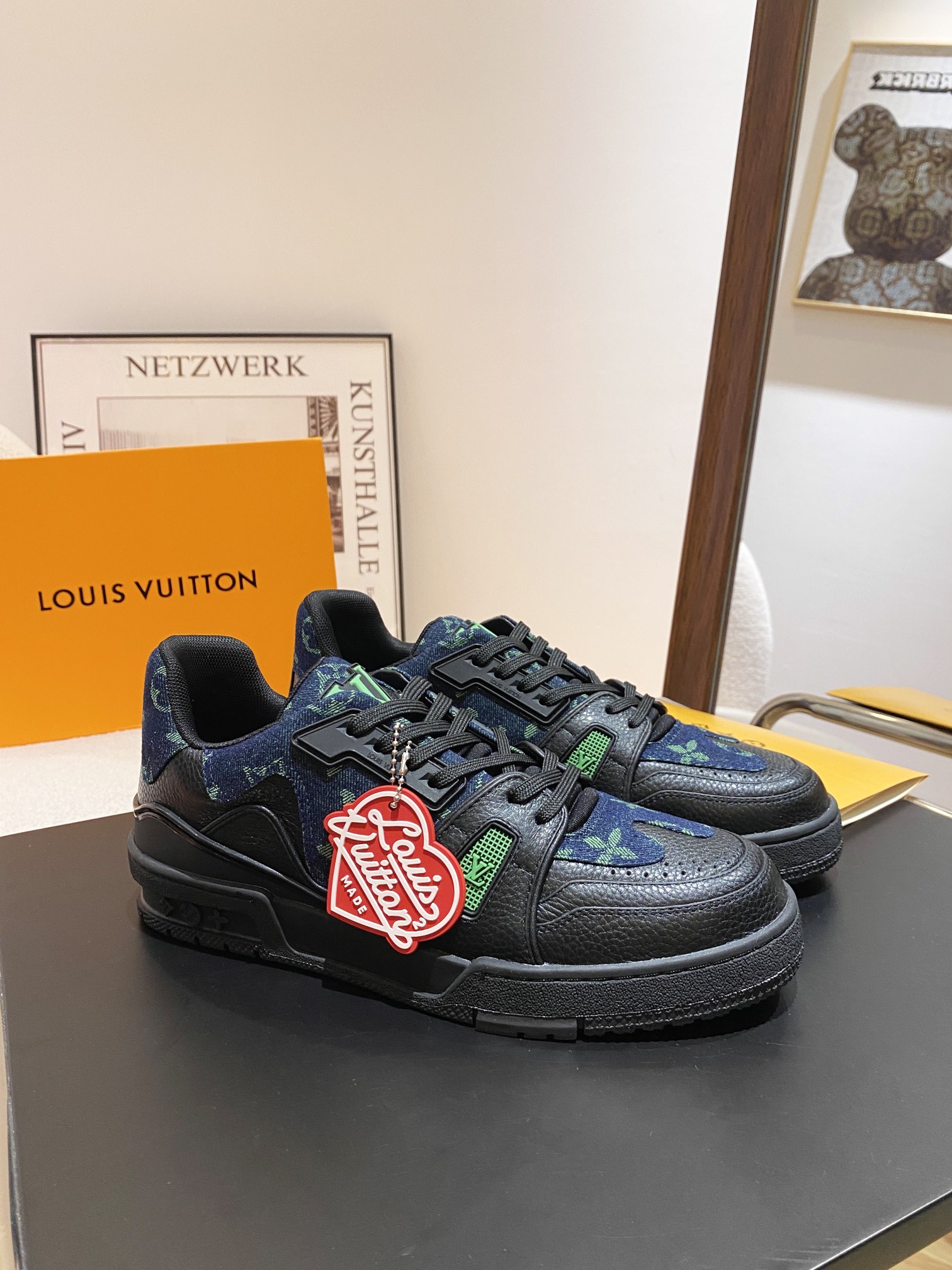 Louis Vuitton Louis Vuitton LV Trainer 运动鞋是路易威登艺术总监Virgil Abloh对 篮球鞋的解读 由不同色调打造 外底饰有Monogram花卉纹饰 侧面有Vuitton标识 包装标准码