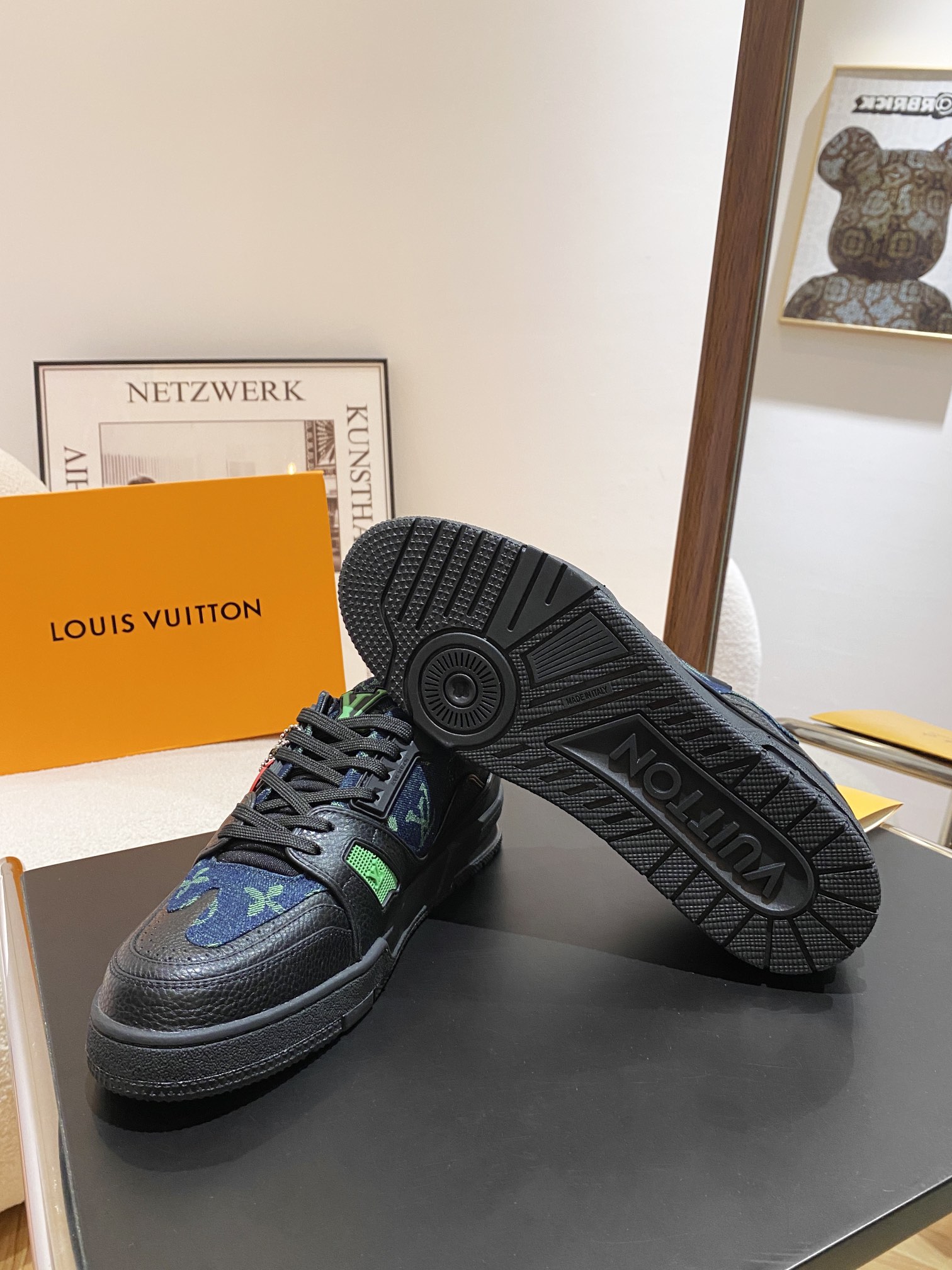 Louis Vuitton Louis Vuitton LV Trainer 运动鞋是路易威登艺术总监Virgil Abloh对 篮球鞋的解读 由不同色调打造 外底饰有Monogram花卉纹饰 侧面有Vuitton标识 包装标准码