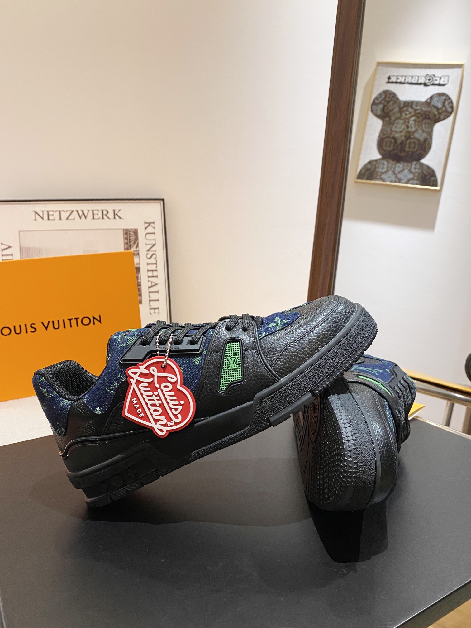 Louis Vuitton Louis Vuitton LV Trainer 运动鞋是路易威登艺术总监Virgil Abloh对 篮球鞋的解读 由不同色调打造 外底饰有Monogram花卉纹饰 侧面有Vuitton标识 包装标准码