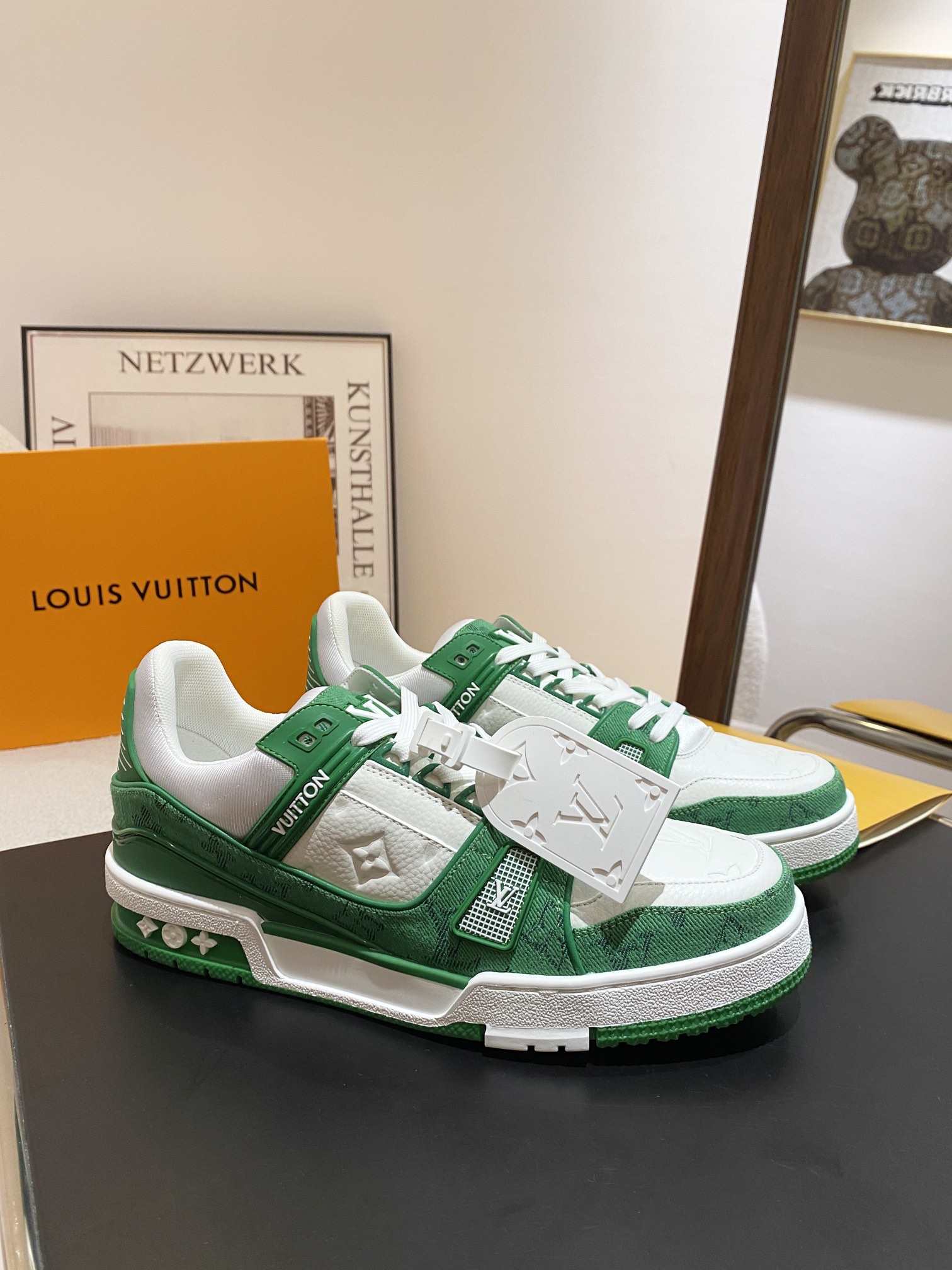 Louis Vuitton Louis Vuitton LV Trainer 运动鞋是路易威登艺术总监Virgil Abloh对 篮球鞋的解读 由不同色调打造 外底饰有Monogram花卉纹饰 侧面有Vuitton标识 包装标准码