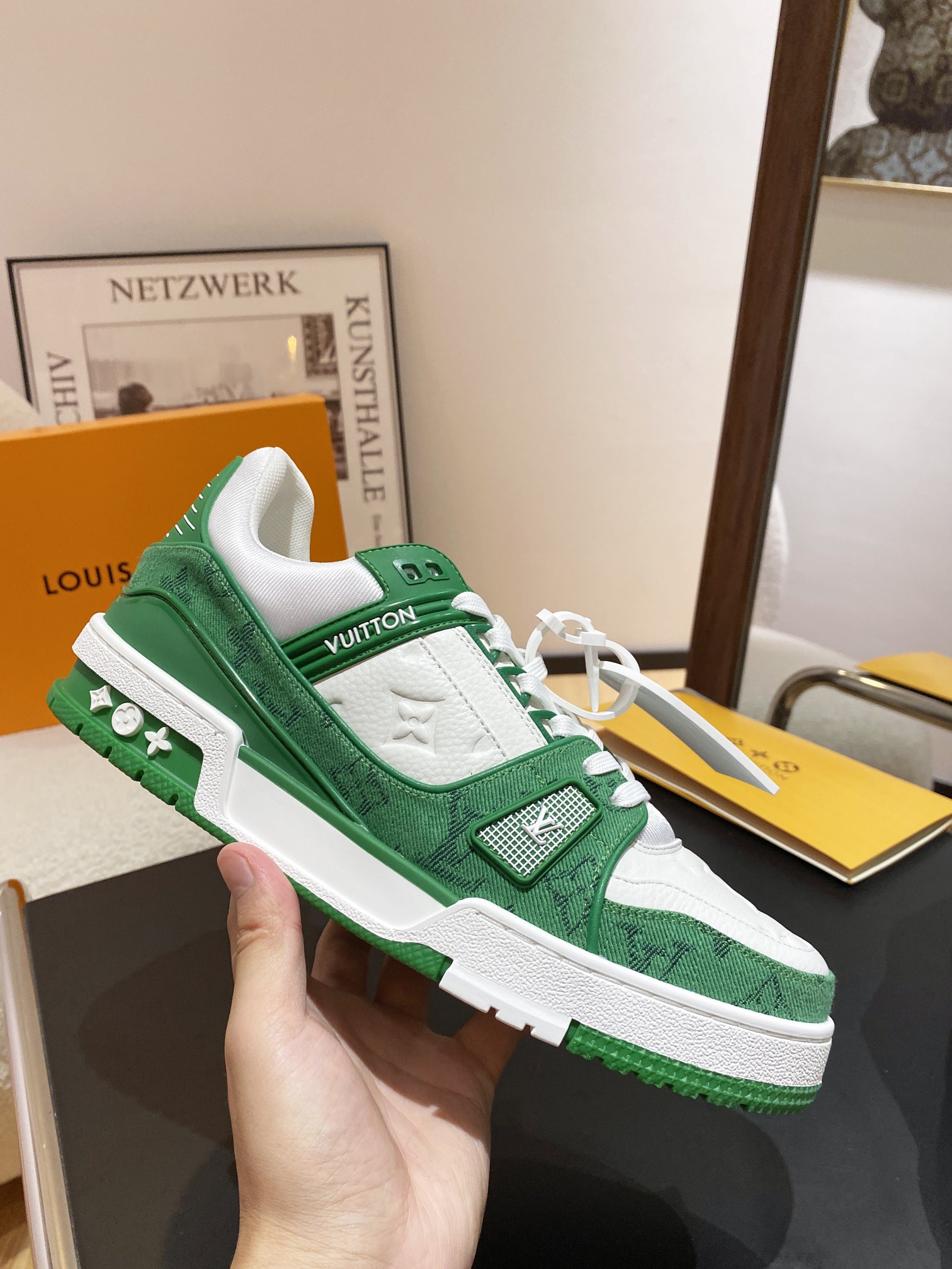 Louis Vuitton Louis Vuitton LV Trainer 运动鞋是路易威登艺术总监Virgil Abloh对 篮球鞋的解读 由不同色调打造 外底饰有Monogram花卉纹饰 侧面有Vuitton标识 包装标准码