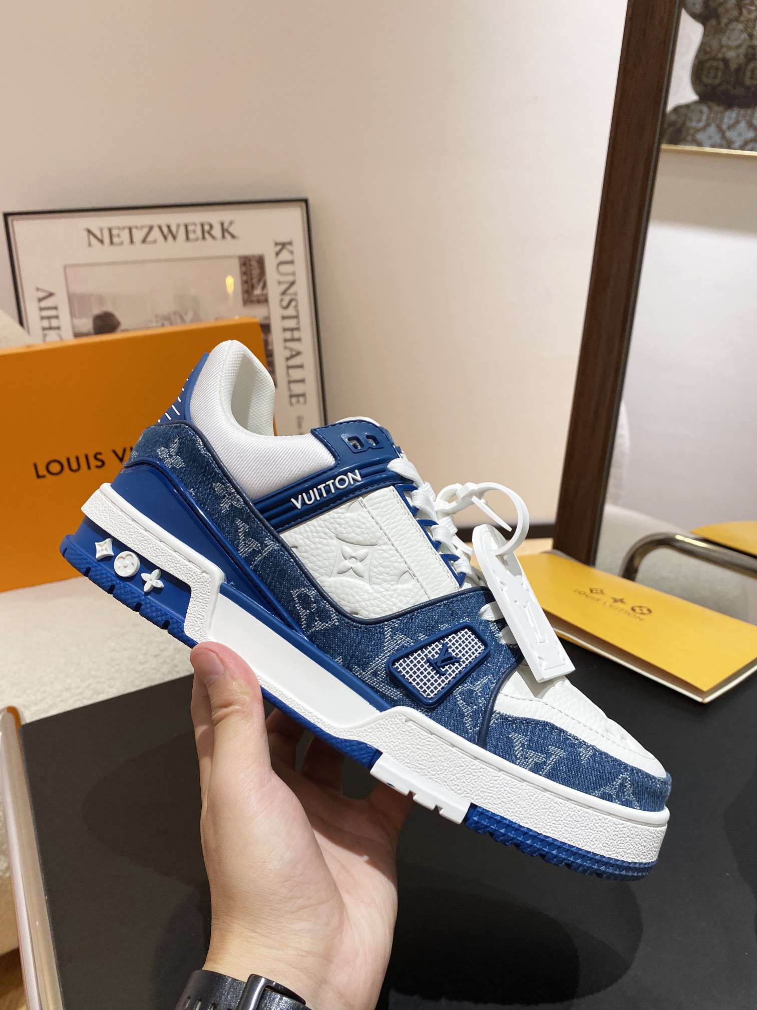 Louis Vuitton Louis Vuitton LV Trainer 运动鞋是路易威登艺术总监Virgil Abloh对 篮球鞋的解读 由不同色调打造 外底饰有Monogram花卉纹饰 侧面有Vuitton标识 包装标准码