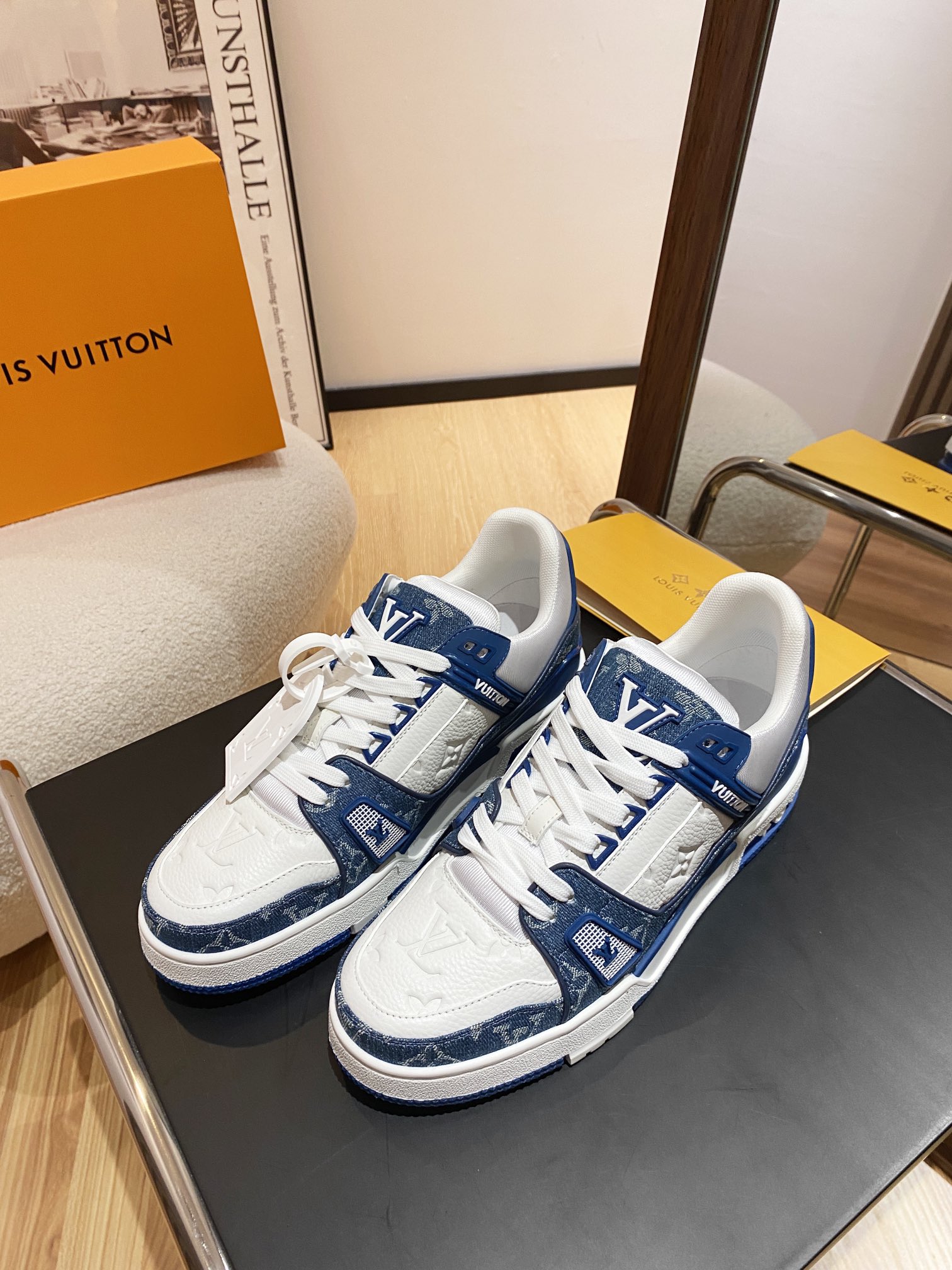Louis Vuitton Louis Vuitton LV Trainer 运动鞋是路易威登艺术总监Virgil Abloh对 篮球鞋的解读 由不同色调打造 外底饰有Monogram花卉纹饰 侧面有Vuitton标识 包装标准码