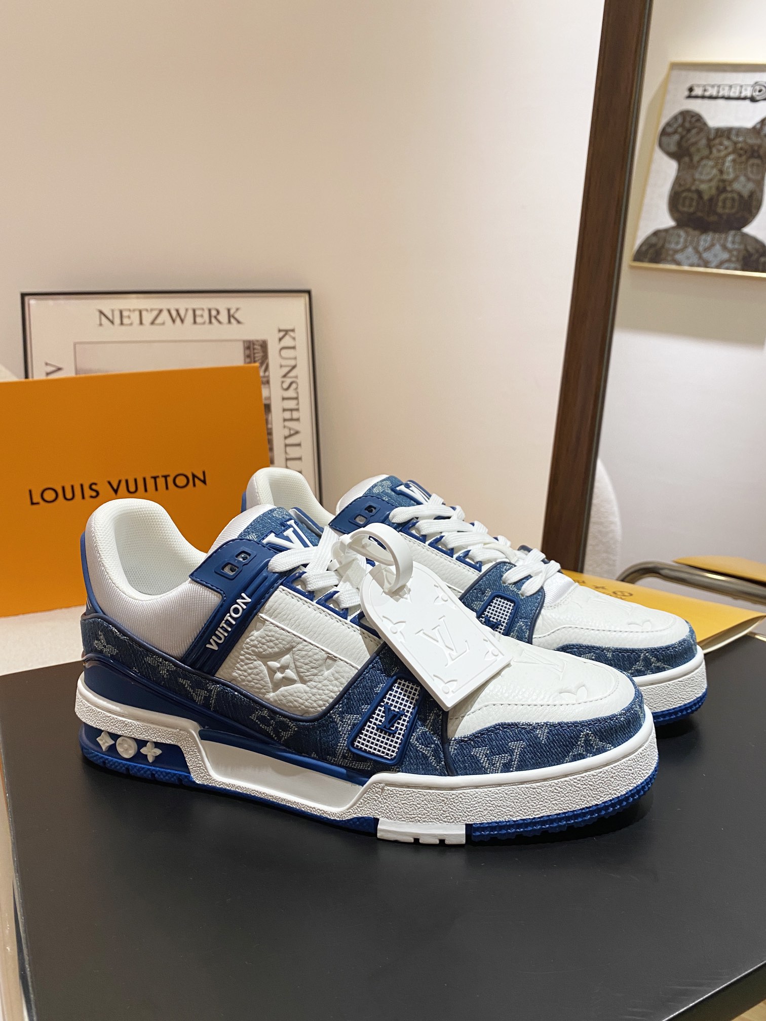 Louis Vuitton Louis Vuitton LV Trainer 运动鞋是路易威登艺术总监Virgil Abloh对 篮球鞋的解读 由不同色调打造 外底饰有Monogram花卉纹饰 侧面有Vuitton标识 包装标准码