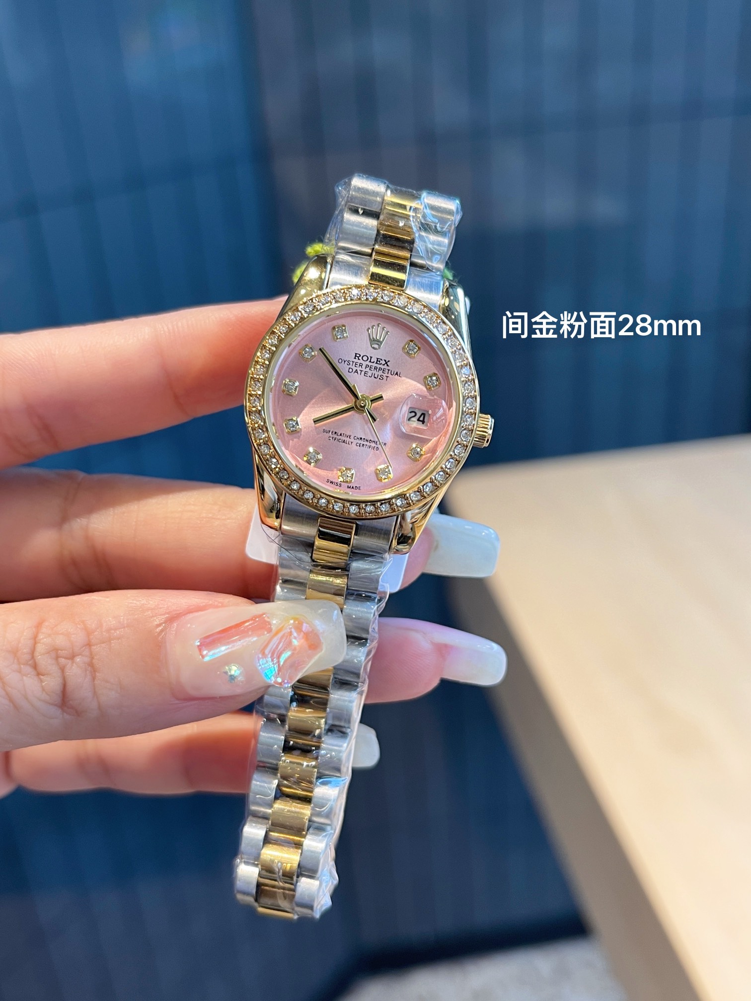 ❤️250包邮/原单代购级别
新款推荐🔛钻圈
劳力士 28mm精致小表螺旋后盖 珍珠贝母 女款钻圈钻面 爆款推荐 设计显出独特高贵优雅女神气质!316精钢搭配原装拉扣,不显浮华的风格广受女神喜爱,逐渐深刻人心,工艺精湛,糅合尊贵、典雅和独特气质于一身