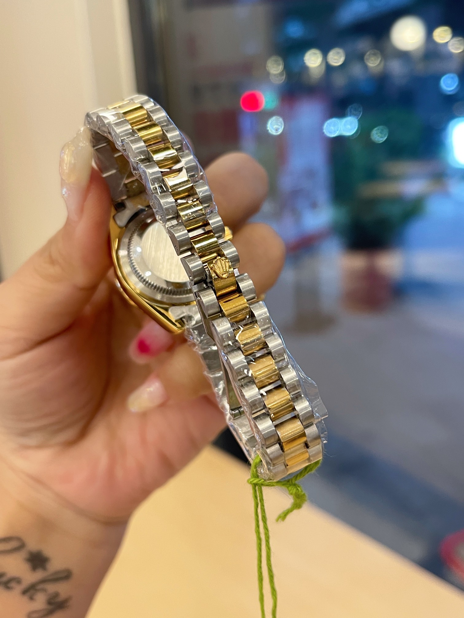 ❤️250包邮/原单代购级别
新款推荐🔛钻圈
劳力士 28mm精致小表螺旋后盖 珍珠贝母 女款钻圈钻面 爆款推荐 设计显出独特高贵优雅女神气质!316精钢搭配原装拉扣,不显浮华的风格广受女神喜爱,逐渐深刻人心,工艺精湛,糅合尊贵、典雅和独特气质于一身