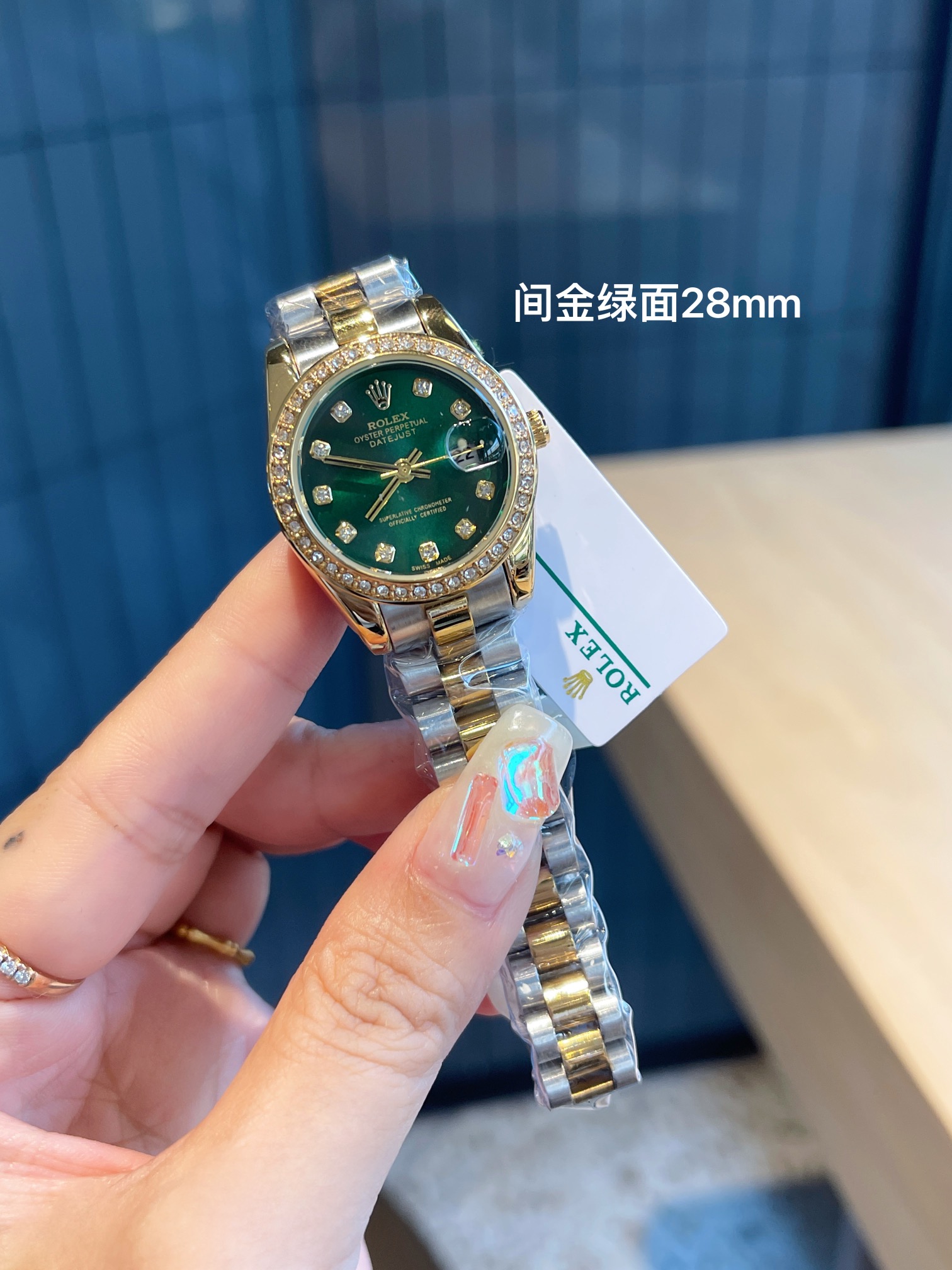 ❤️250包邮/原单代购级别
新款推荐🔛钻圈
劳力士 28mm精致小表螺旋后盖 珍珠贝母 女款钻圈钻面 爆款推荐 设计显出独特高贵优雅女神气质!316精钢搭配原装拉扣,不显浮华的风格广受女神喜爱,逐渐深刻人心,工艺精湛,糅合尊贵、典雅和独特气质于一身