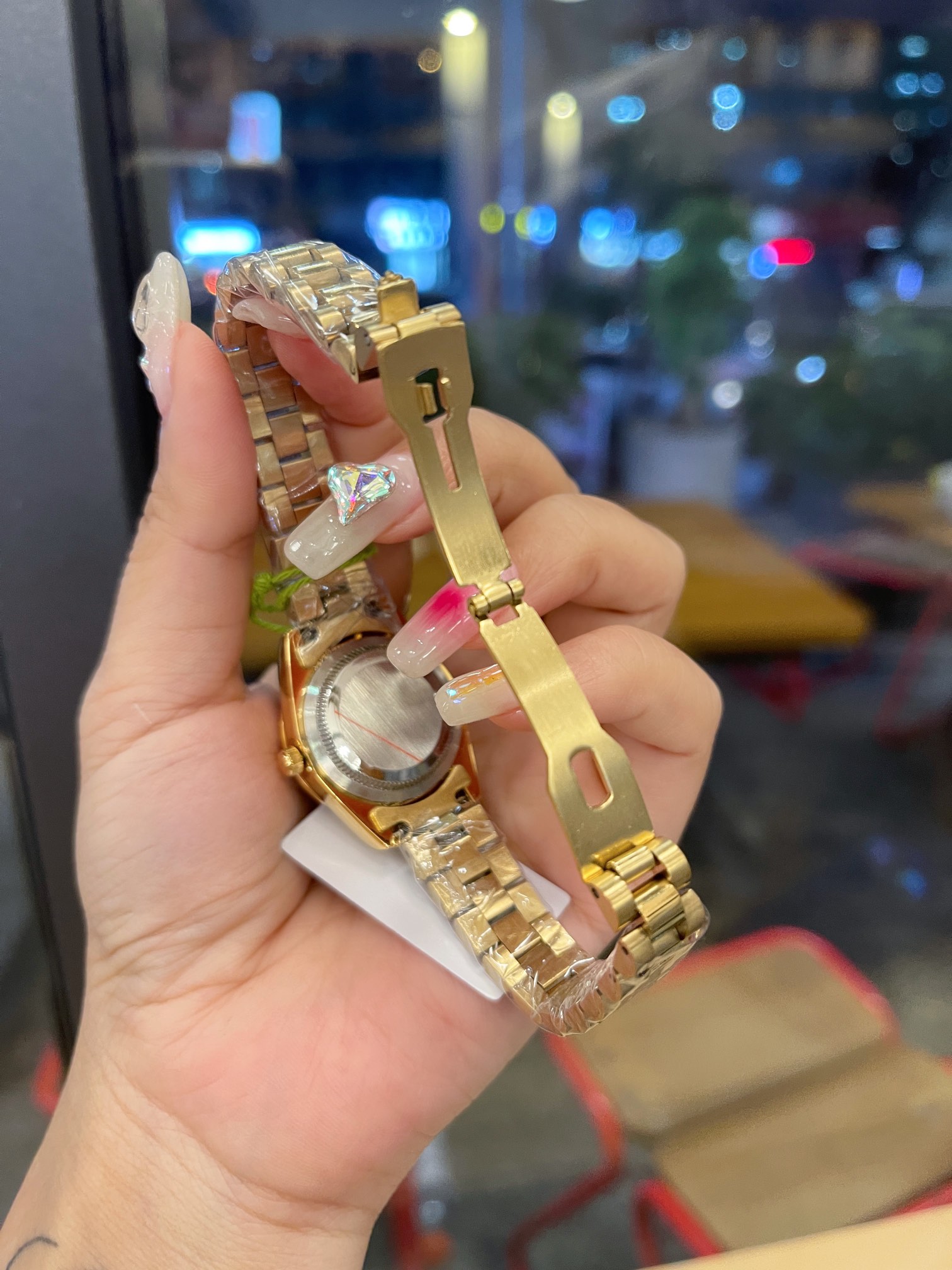 ❤️250包邮/原单代购级别
新款推荐🔛钻圈
 劳力士 28mm精致小表螺旋后盖 珍珠贝母 女款钻圈钻面 爆款推荐 设计显出独特高贵优雅女神气质！316精钢搭配原装拉扣，不显浮华的风格广受女神喜爱，逐渐深刻人心，工艺精湛，糅合尊贵、典雅和独特气质于一身