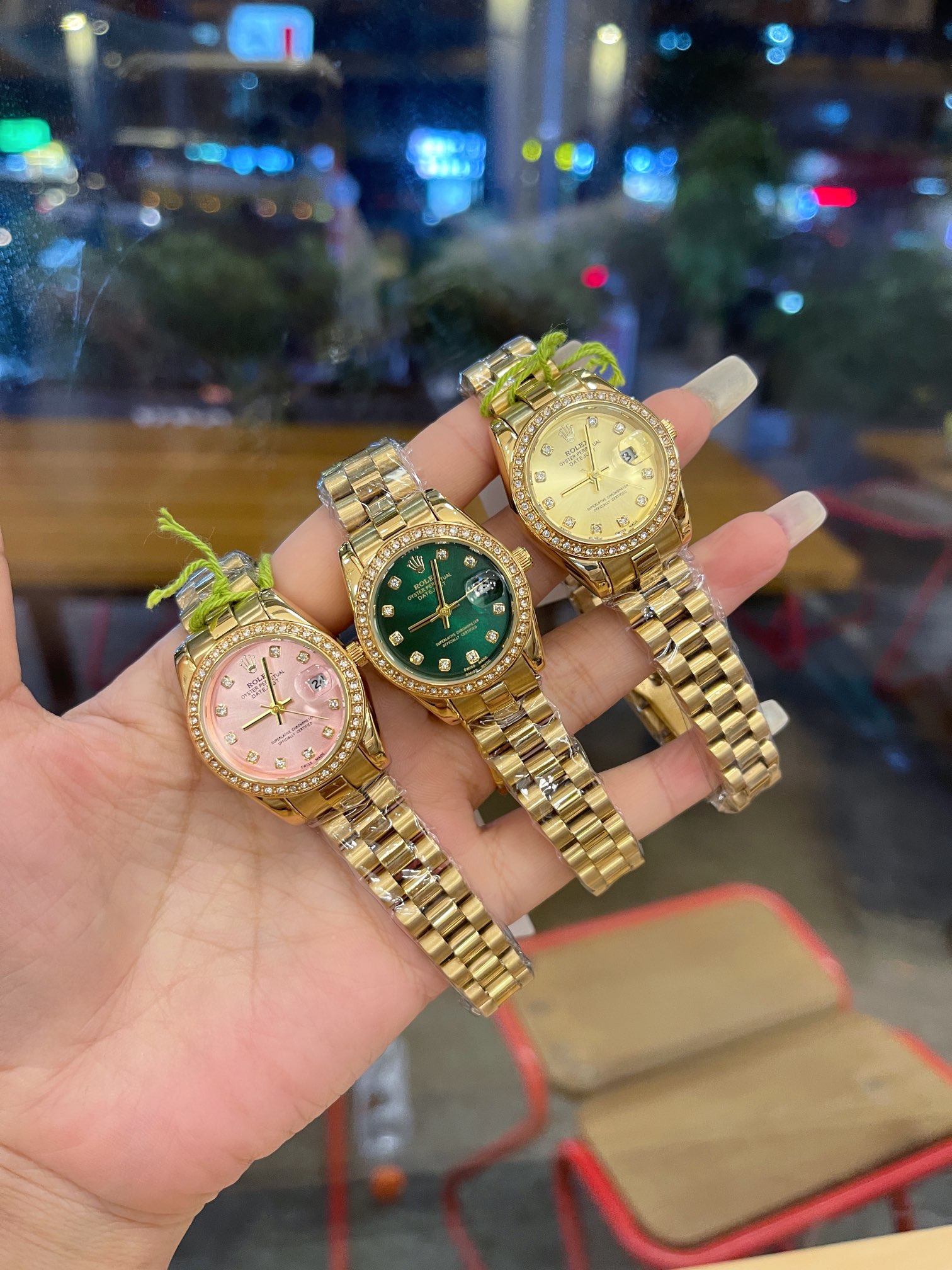 ❤️250包邮/原单代购级别
新款推荐🔛钻圈
 劳力士 28mm精致小表螺旋后盖 珍珠贝母 女款钻圈钻面 爆款推荐 设计显出独特高贵优雅女神气质！316精钢搭配原装拉扣，不显浮华的风格广受女神喜爱，逐渐深刻人心，工艺精湛，糅合尊贵、典雅和独特气质于一身