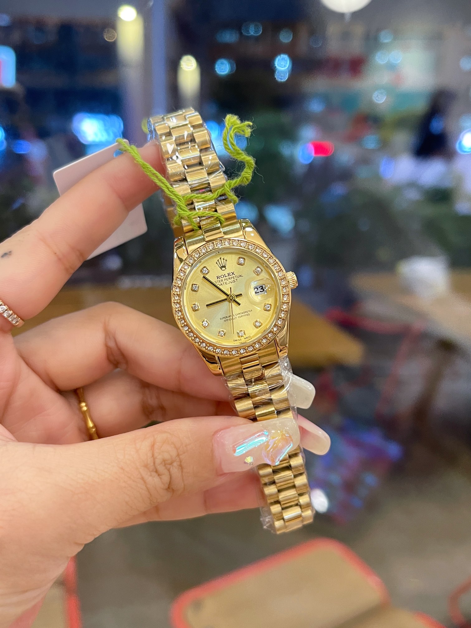 ❤️250包邮/原单代购级别
新款推荐🔛钻圈
 劳力士 28mm精致小表螺旋后盖 珍珠贝母 女款钻圈钻面 爆款推荐 设计显出独特高贵优雅女神气质！316精钢搭配原装拉扣，不显浮华的风格广受女神喜爱，逐渐深刻人心，工艺精湛，糅合尊贵、典雅和独特气质于一身