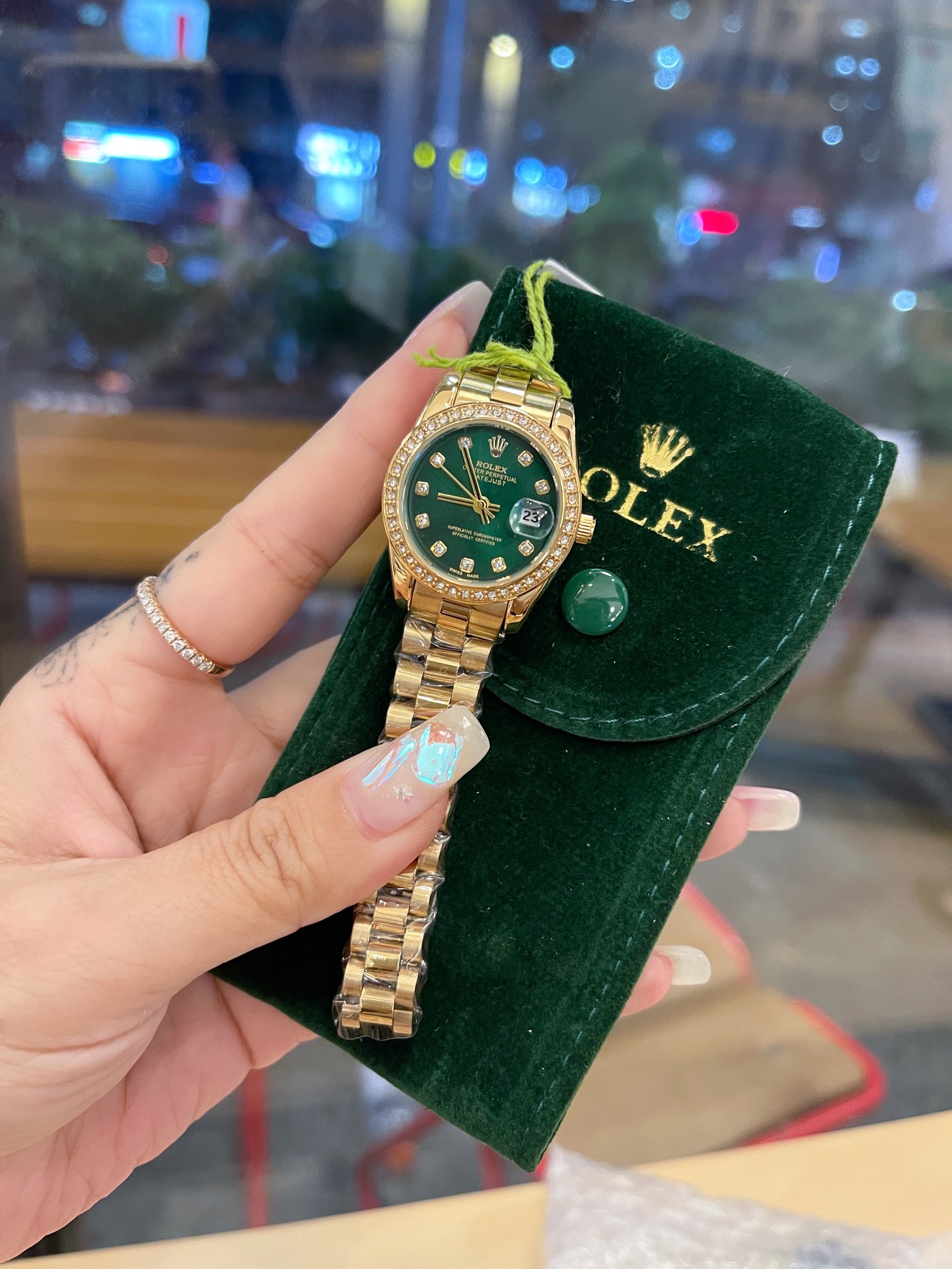 ❤️250包邮/原单代购级别
新款推荐🔛钻圈
 劳力士 28mm精致小表螺旋后盖 珍珠贝母 女款钻圈钻面 爆款推荐 设计显出独特高贵优雅女神气质！316精钢搭配原装拉扣，不显浮华的风格广受女神喜爱，逐渐深刻人心，工艺精湛，糅合尊贵、典雅和独特气质于一身