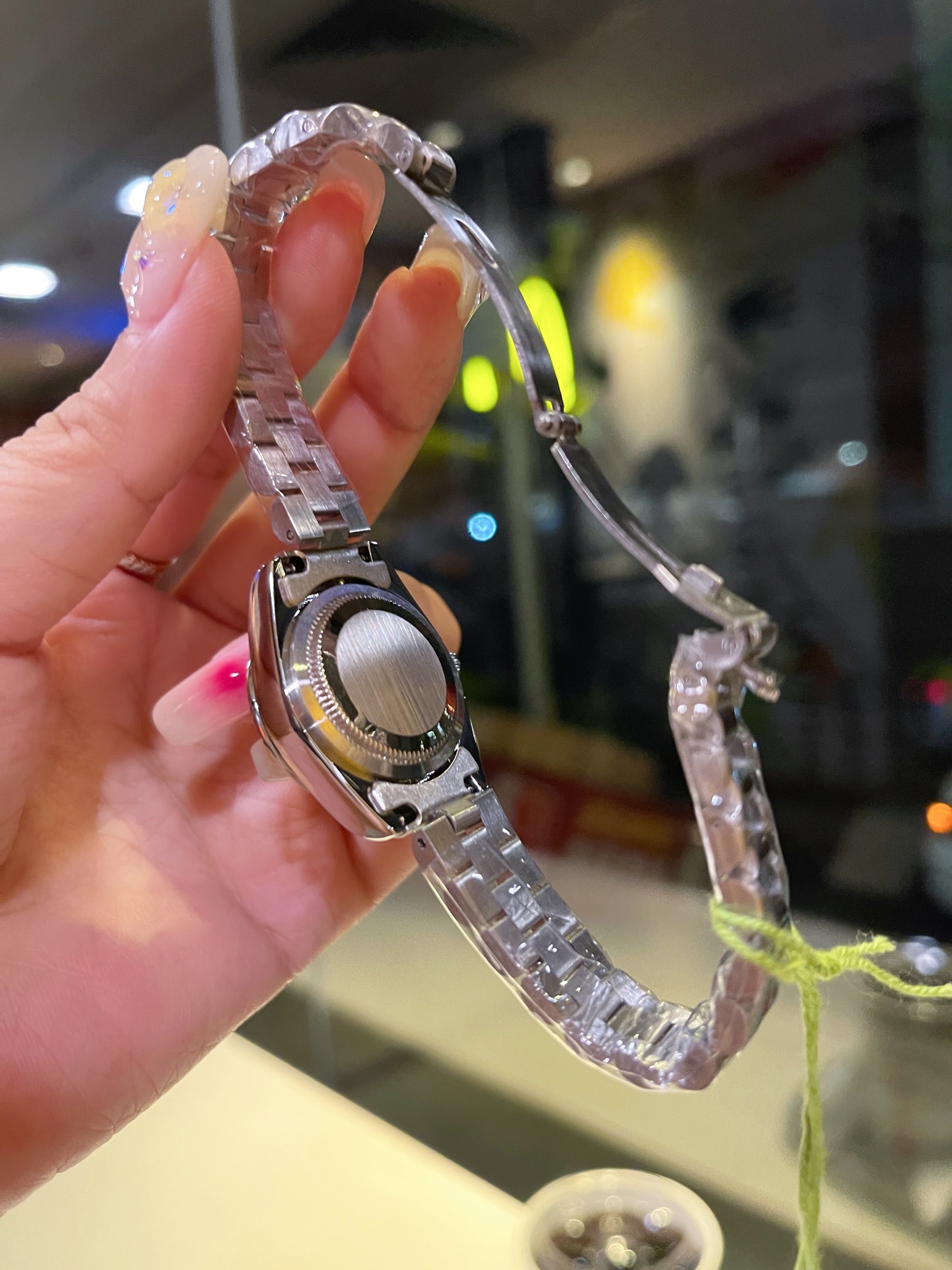 ❤️250包邮/原单代购级别
新款推荐🔛
 劳力士 28mm精致小表螺旋后盖 珍珠贝母 女款钻面 爆款推荐 设计显出独特高贵优雅女神气质！316精钢搭配原装拉扣，不显浮华的风格广受女神喜爱，逐渐深刻人心，工艺精湛，糅合尊贵、典雅和独特气质于一身