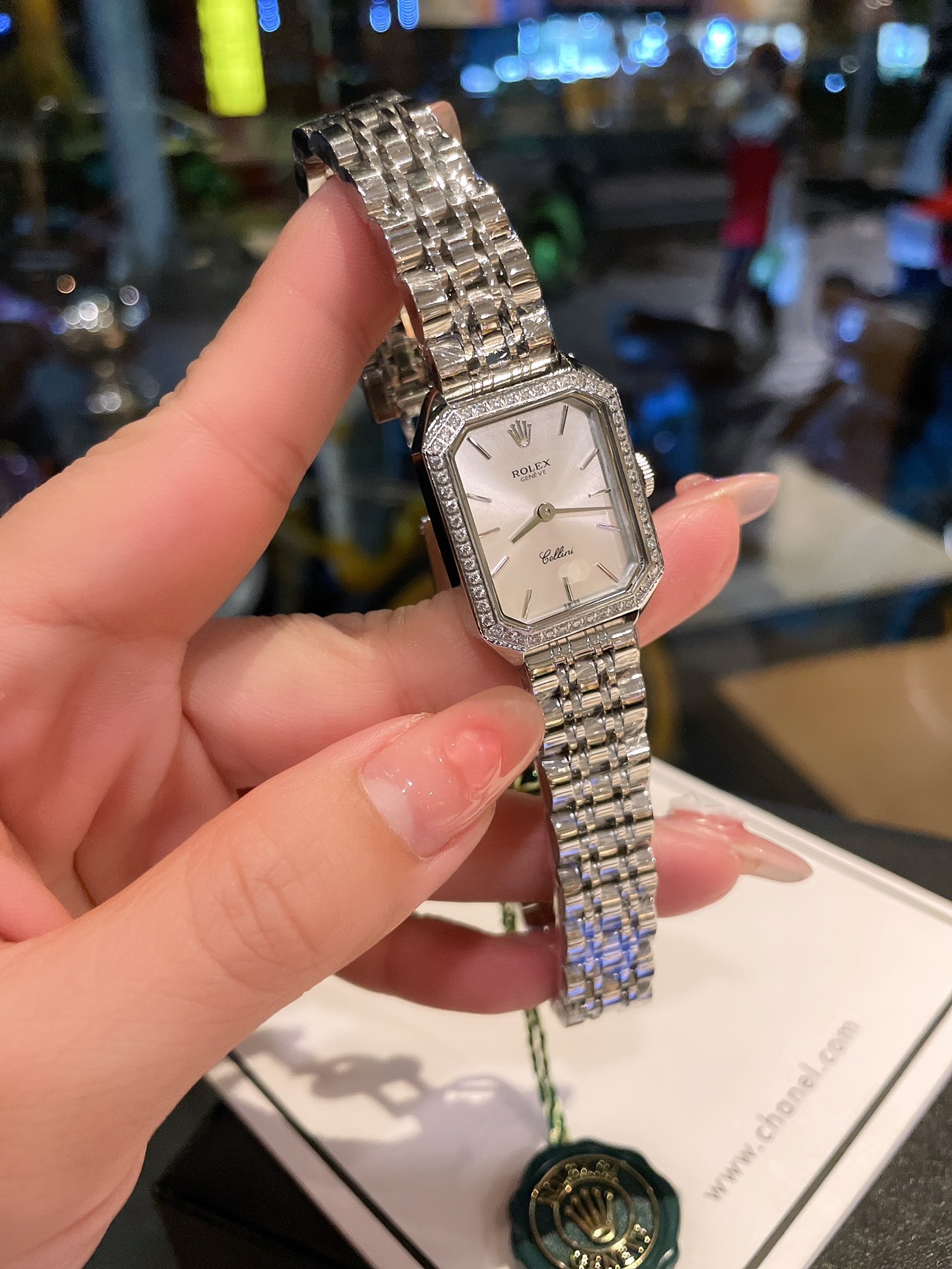 L0  低调奢华 劳力士 Rolex ROLEX 1970’s古董表，劳家小方表 瑞士石英机芯，全钢材质与白金电镀，整体质感和气质都变了，精致感upup!进口小牛皮，搭配小巧壳形，上手效果完美尺寸24mm”},”miniapp_path”:”pages/goods_detail/index?shop_id=A201905280027053260099382&goods_id=I202205052245388140001408