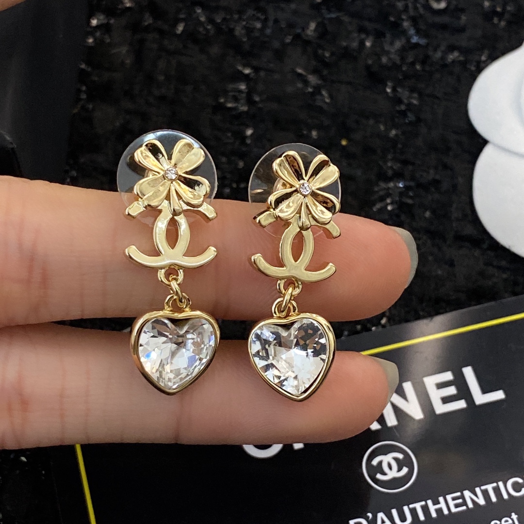  编码E1818  
🛍香家耳钉热销款火爆上新❣
🛍同步专柜‼独家高端品质实拍图‼代购级别‼做工精致细腻