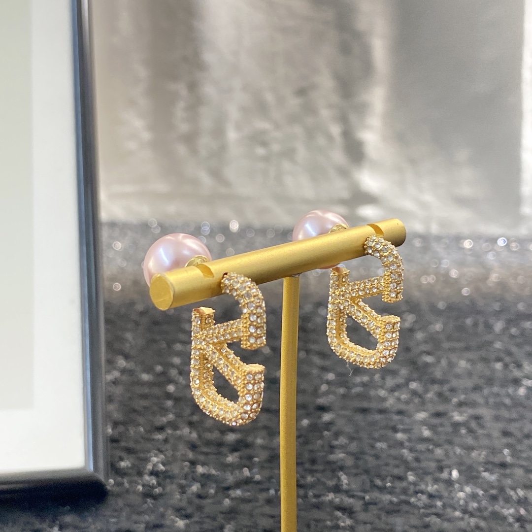  编码E1835  
🛍华伦天奴耳钉热销款火爆上新❣
🛍同步专柜‼独家高端品质实拍图‼代购级别‼做工精致