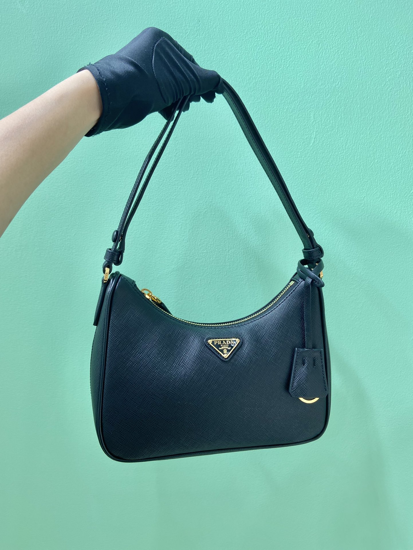 NO:557315,Batch new 1BC204B handbag/underarm bag/crossbody bag. This Hobo handbag/underarm bag/crossbody bag is very functional. It has three uses in one package. It is perfect. It is made of imported cross-grain cowhide, which is more wear-resistant. The shoulder straps are adjustable and can be switched at any time. The upper body effect is beautiful, convenient and practical. Hurry up and get it. Length 23x height 17x bottom 6.5cm, Prada [price based on quantity], prada, satchels, crossbody  bags, cowhide19860909批 新款1BC204B手拎/腋下包/斜挎包 这款Hobo手拎/腋下包/斜挎包,功能非常强,一包三用,太完美采用进口十字纹牛皮,更加耐磨了,肩带可调节随时切换上身效果美美的,方便又实用赶紧入手吧 长23x高17x底6.5cm,普拉达【跑量价】,prada,satchels,crossbody bags,cowhide,Bag