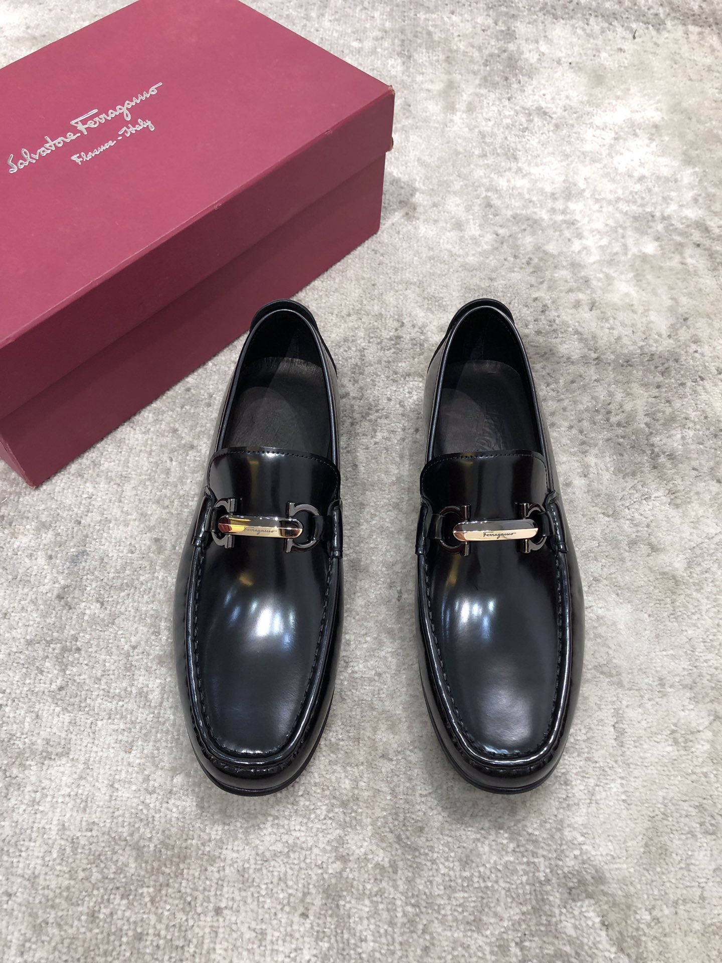NO:355163,Ferragamo men's fine leather shoes, imported cowhide/opening beads on the upper, exquisite double-sided buckles, water-dyed cowhide inner lining, genuine leather soles, standard code 39-44 (38.45 custom made without return or exchange), spot batch, ferragamo, ferragamo, cowhide, Leather soles19860909菲拉格慕Ferragamo男士精品皮鞋,鞋面进口牛皮/开边珠,精致双面扣,水染牛皮内里,真皮大底,标准码39-44（38.45定做不退不换）,现货批,,ferragamo,ferragamo,cowhide,Leather soles,Men's shoes