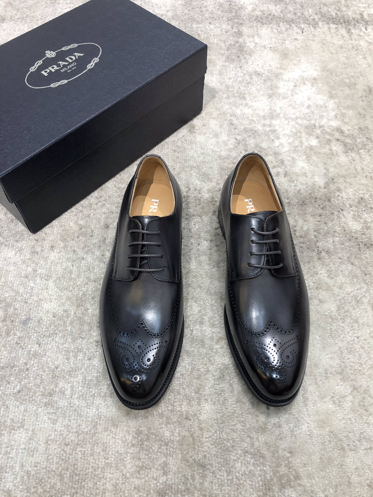 NO:272361,Prada Prada men's boutique leather shoes, imported cowhide/opening beads, water-dyeed cowhide inner lining, genuine leather sole, standard code 39-44 (38.45 custom made without return or exchange), spot batch, prada, prada, cowhide, Leather soles19860909普拉达prada男士精品皮鞋,鞋面进口牛皮/开边珠,水染牛皮内里,真皮大底,标准码39-44（38.45定做不退不换）,现货批,,prada,prada,cowhide,Leather soles,Men's shoes