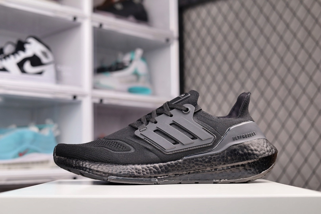 H0 Ad Ultra Boost 22 Consortium 阿迪达斯新款8.0厚底爆米花跑鞋全掌Boost将缓震和能量回馈再一次进行了升级，提供更好的舒适穿着体验，UB8.0 J5 oPrimeknit编织工艺，S型Heel Counter提供更加精准锁定后跟，带来出众的后跟包裹，LEP创新大底延续马牌橡胶大底，同时新加入LEP结构，为每一步提供更多动力及更好回弹×558BK