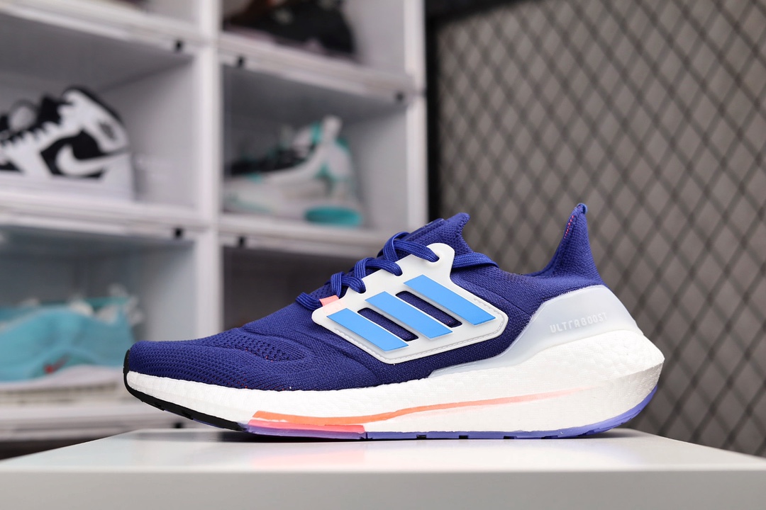 H0 Ad Ultra Boost 22 Consortium 阿迪达斯新款8.0厚底爆米花跑鞋全掌Boost将缓震和能量回馈再一次进行了升级，提供更好的舒适穿着体验，UB8.0 J5 oPrimeknit编织工艺，S型Heel Counter提供更加精准锁定后跟，带来出众的后跟包裹，LEP创新大底延续马牌橡胶大底，同时新加入LEP结构，为每一步提供更多动力及更好回弹×598BL