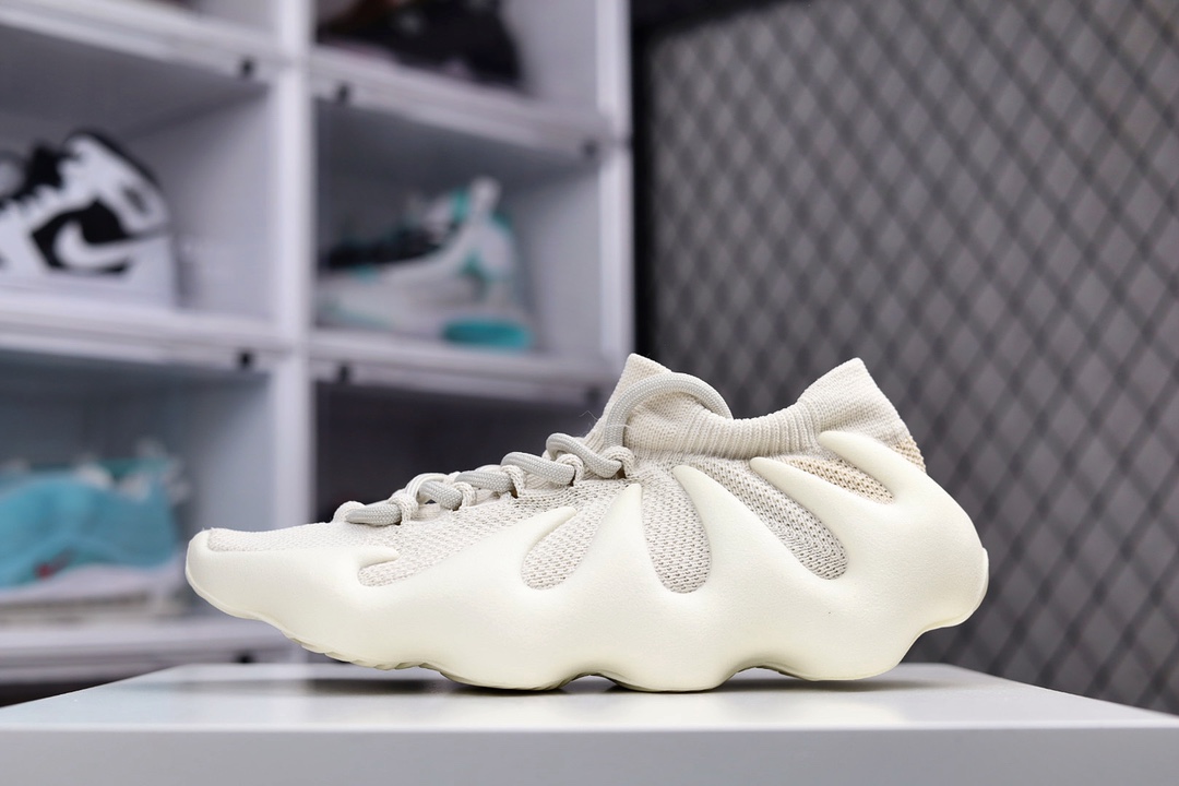 G0 阿迪Yeezy 450 侃爷椰子 贾斯丁比伯同款 编织袜套鞋 该系列搭配夸张的锯齿中底设计 独特的上翻结构十分符合各路球鞋玩家给他的爱称 中底部分似乎并没有采用Boost等缓震科技 但脚感任然非常舒适 可谓是目前最为独特的Yeezy鞋款×887YBL