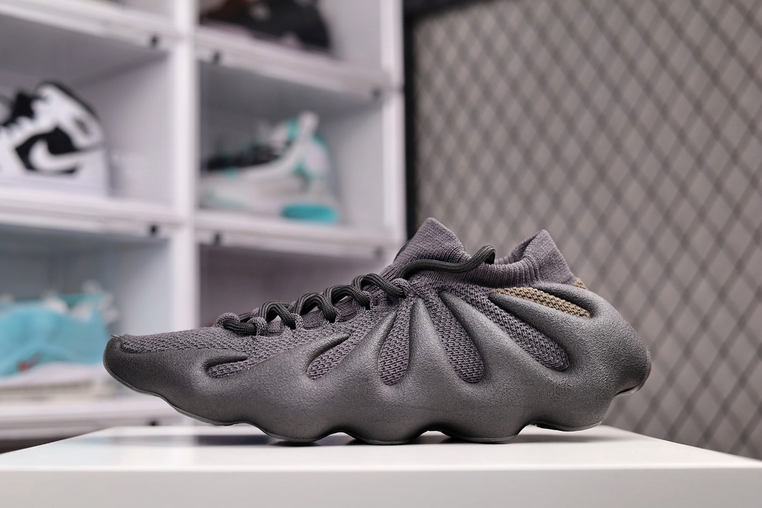 G0 阿迪Yeezy 450 侃爷椰子 贾斯丁比伯同款 编织袜套鞋 该系列搭配夸张的锯齿中底设计 独特的上翻结构十分符合各路球鞋玩家给他的爱称 中底部分似乎并没有采用Boost等缓震科技 但脚感任然非常舒适 可谓是目前最为独特的Yeezy鞋款×887YBL