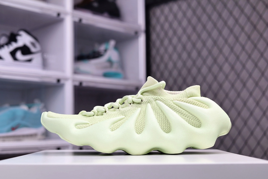 G0 阿迪Yeezy 450 侃爷椰子 贾斯丁比伯同款 编织袜套鞋 该系列搭配夸张的锯齿中底设计 独特的上翻结构十分符合各路球鞋玩家给他的爱称 中底部分似乎并没有采用Boost等缓震科技 但脚感任然非常舒适 可谓是目前最为独特的Yeezy鞋款×887YBL