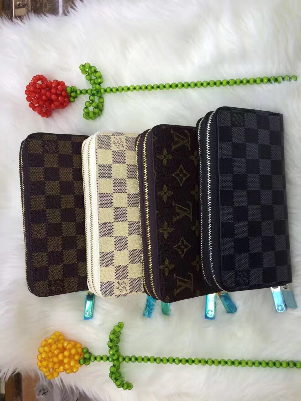 Double zipper leather long wallet zipper detail