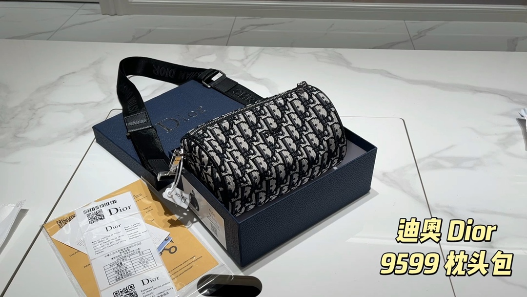 K5  Dior 迪奥  这款 Dior Lingot 22 手袋是本季新品，别具一格的实用设计，彰显 Dior 的现代风范。结构层次分明，经典帆布搭配对比鲜明的缉面线，正面饰以“DIOR”标志提升格调。拉链隔层搭配半开式外兜，可收纳各种日常用品。搭配可调节、可拆卸的肩带，带有钢扣，可肩背或斜挎。 黑色粒面牛皮革搭配对比鲜明的缉面线 正面金属覆层黄铜“DIOR”标志 内侧饰以“DIOR”标志 双向拉链开合搭配磁性翻盖 可调节、可拆卸的尼龙“CHRISTIAN DIOR”标志提花肩带 铝扣饰以“Christian Dior”标志和“CD”首字母