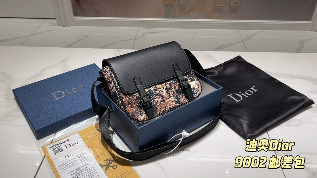 L0  Dior 迪奥  这款 Dior Lingot 22 手袋是本季新品，别具一格的实用设计，彰显 Dior 的现代风范。结构层次分明，经典帆布搭配对比鲜明的缉面线，正面饰以“DIOR”标志提升格调。拉链隔层搭配半开式外兜，可收纳各种日常用品。搭配可调节、可拆卸的肩带，带有钢扣，可肩背或斜挎。 黑色粒面牛皮革搭配对比鲜明的缉面线 正面金属覆层黄铜“DIOR”标志 内侧饰以“DIOR”标志 双向拉链开合搭配磁性翻盖 可调节、可拆卸的尼龙“CHRISTIAN DIOR”标志提花肩带 铝扣饰以“Christian Dior”标志和“CD”首字母
