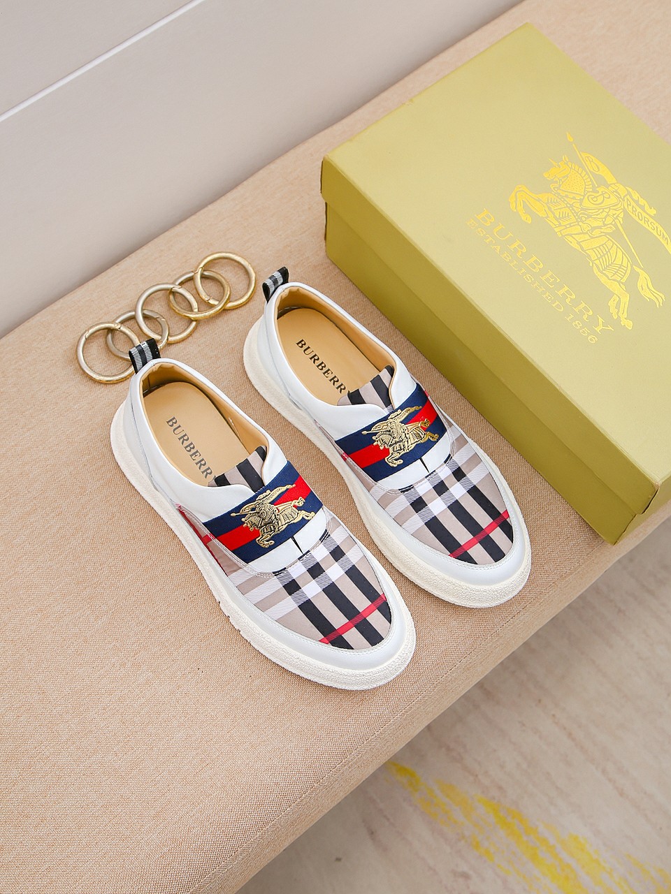 I0  Burberry 巴宝莉 经典休闲鞋2022休闲运动男鞋，懒人套脚板鞋 帆船鞋 全新米兰时装时尚的设计，完美做工，原版复刻 骑士花纹😍 材质：头层牛皮柔软舒适，羊皮鞋垫，适合户外青年跑步🏃户外司机驾车鞋 🚗套脚方便 懒人乐福首选原版橡胶耐磨大底，男鞋