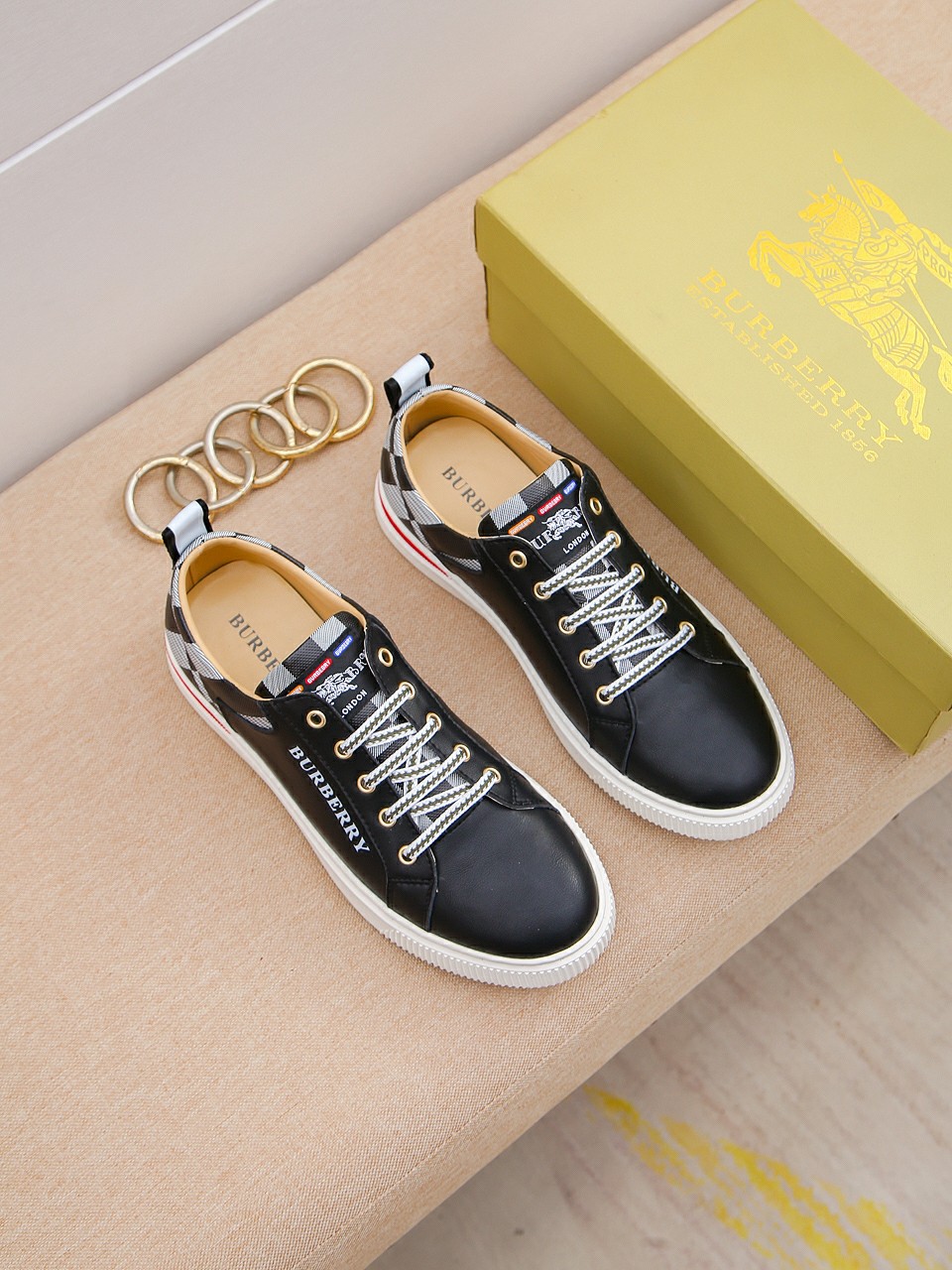 I0  Burberry 巴宝莉 经典休闲鞋2022休闲运动男鞋，懒人套脚板鞋 帆船鞋 全新米兰时装时尚的设计，完美做工，原版复刻 骑士花纹😍 材质：头层牛皮柔软舒适，羊皮鞋垫，适合户外青年跑步🏃户外司机驾车鞋 🚗套脚方便 懒人乐福首选原版橡胶耐磨大底，男鞋