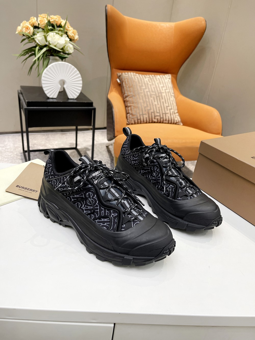 K5  Burberry 巴宝莉高版本经典运动鞋爆款,由 Vintage 复古格纹棉质面料打造 ,搭配滚边及品牌徽标贴花.围覆以雨靴灵感的亮泽外缘设计,鞋底的交叉细节汲取品牌标志性格纹的设计灵感 面料：棉 内里：原板网里+绵羊皮 大底：3层组合TPU 颜色：黑色 码数：男款39-4539,45定制 包装：原板包装