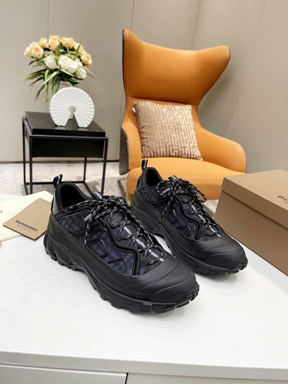 K5  Burberry 巴宝莉高版本经典运动鞋爆款,由 Vintage 复古格纹棉质面料打造 ,搭配滚边及品牌徽标贴花.围覆以雨靴灵感的亮泽外缘设计,鞋底的交叉细节汲取品牌标志性格纹的设计灵感 面料：丝绸牛皮 内里：原板网里+绵羊皮 大底：3层组合TPU哑光 颜色：深灰色 码数：男款39-4539,45定制 包装：原板包装