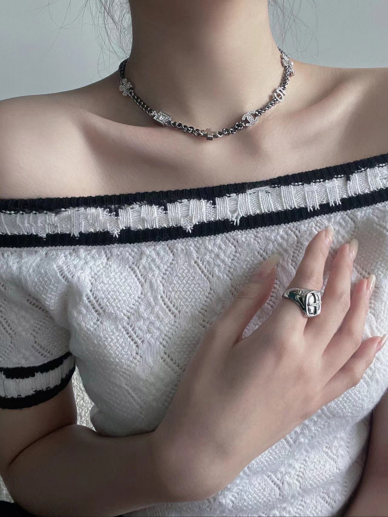 NO:104151,Long style must-have necklace this season!  Ch@nel Multi-element Choker7 Flower Necklace is very heavy industry, we are consistent with ZP, brass material, each letter has edges and corners and heels, and the diamond is also consistent with ZP Swarovski diamonds. It is really beautiful and beautiful [Perfect] absolutely beautiful and fashionable online [witness] beautiful and explosive street combination!  The rate of wearing is 100%!  The series that you want to buy even if you are poor, Chanel necklace, chanel, swarovski, necklace19860909长款 本季必入爆款项链！ Ch@nel多元素choker7花项链 非常重工,我们一致致ZP,黄铜材质,每个字母的棱棱角角跟足ZP来,用钻也是一致ZP施华洛世奇钻,真的美哭了[得意]绝对颜值时尚都在线的[机智]绝美绝爆炸街组合！佩戴回头率百分百！再穷也要买的系列,香奈儿项链,chanel,swarovski,necklace,Jewelry