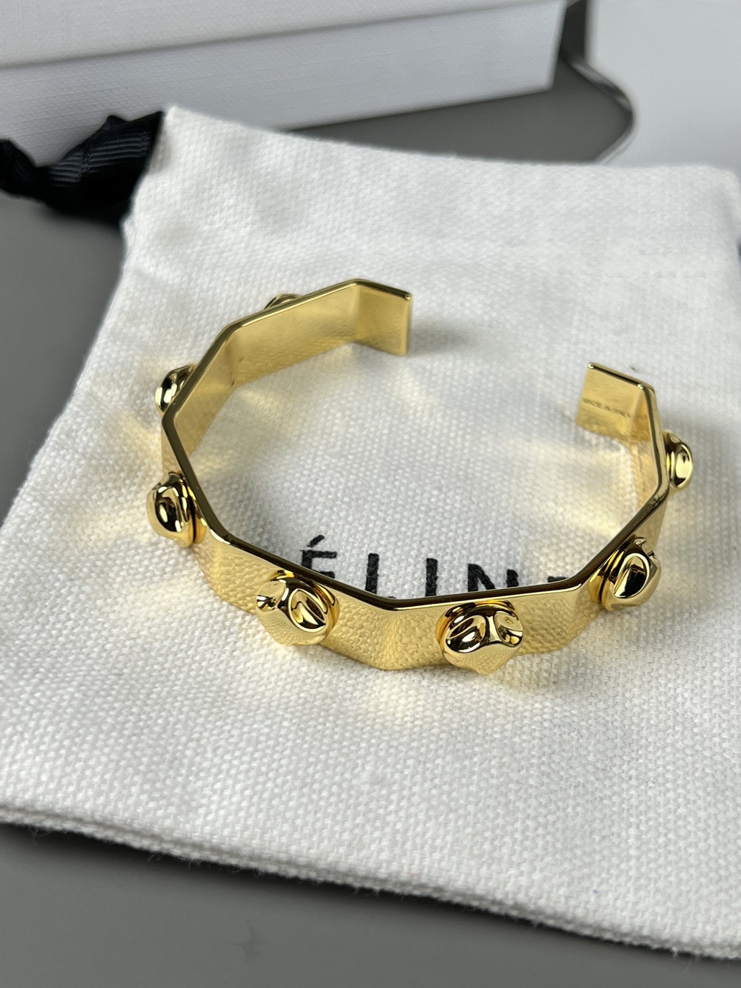  YHSZ075。Celine 手镯，黄铜材质18K金，设计比较独特，朋克风，酷炫女孩必备