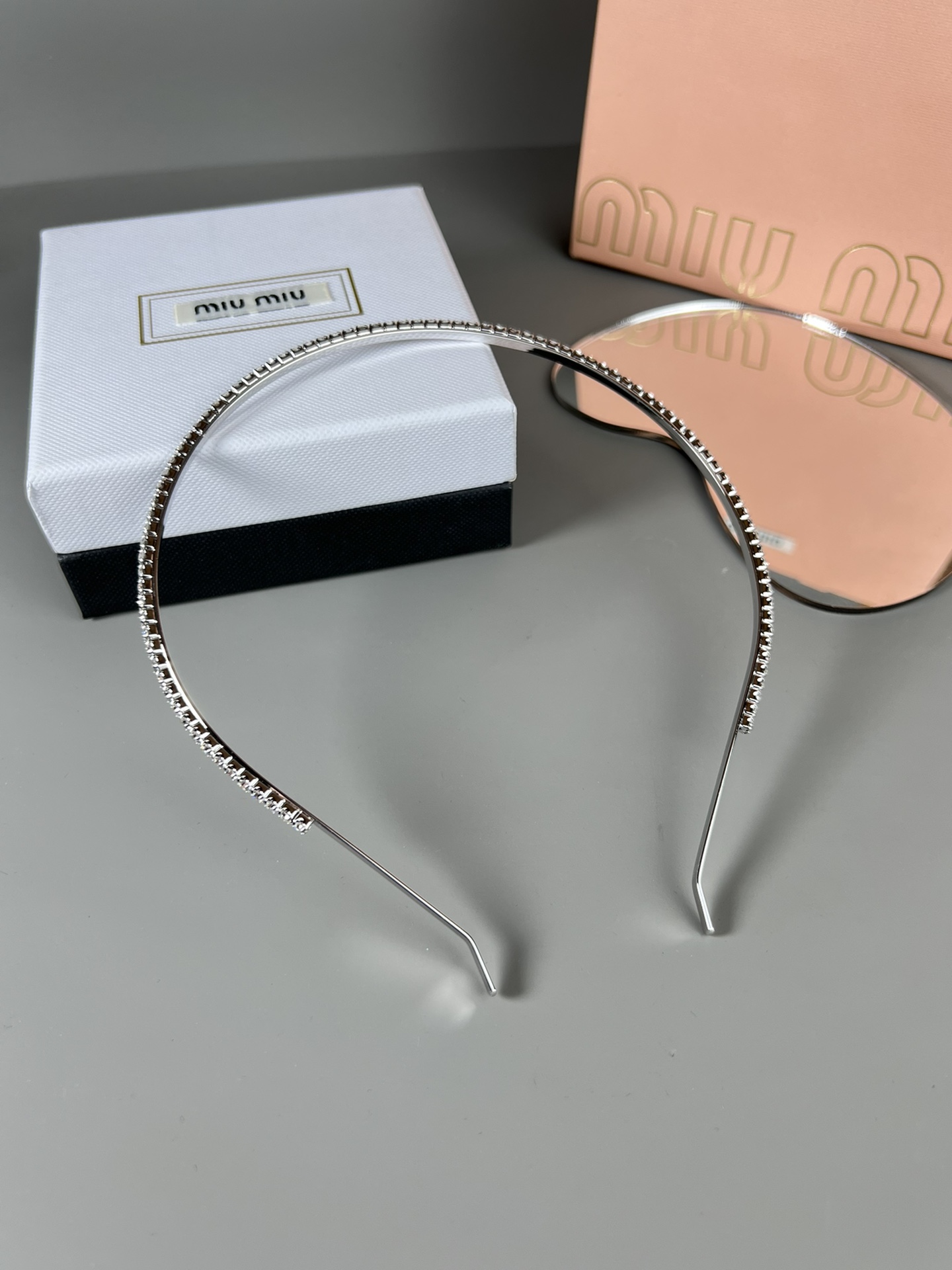 。MiuMiu🈵️钻发箍，施华洛水晶钻，夏天到了，闪闪发光的头饰少不了，真的绝美，小仙女必备