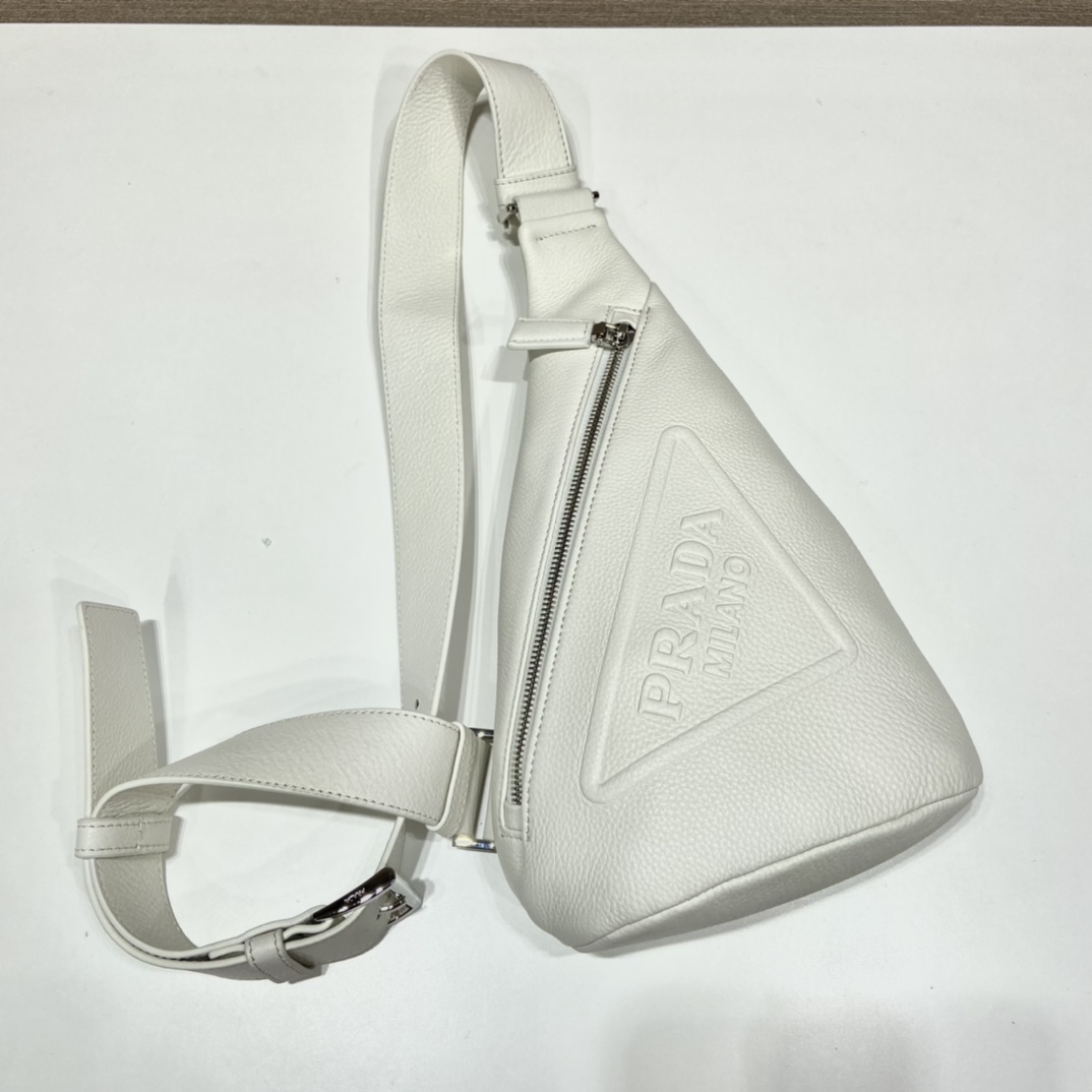 PRADA普拉达鹿皮纹牛皮新款胸包2VZ098