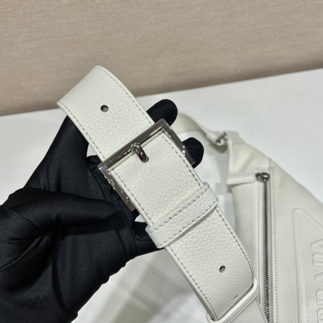 PRADA普拉达鹿皮纹牛皮新款胸包2VZ098