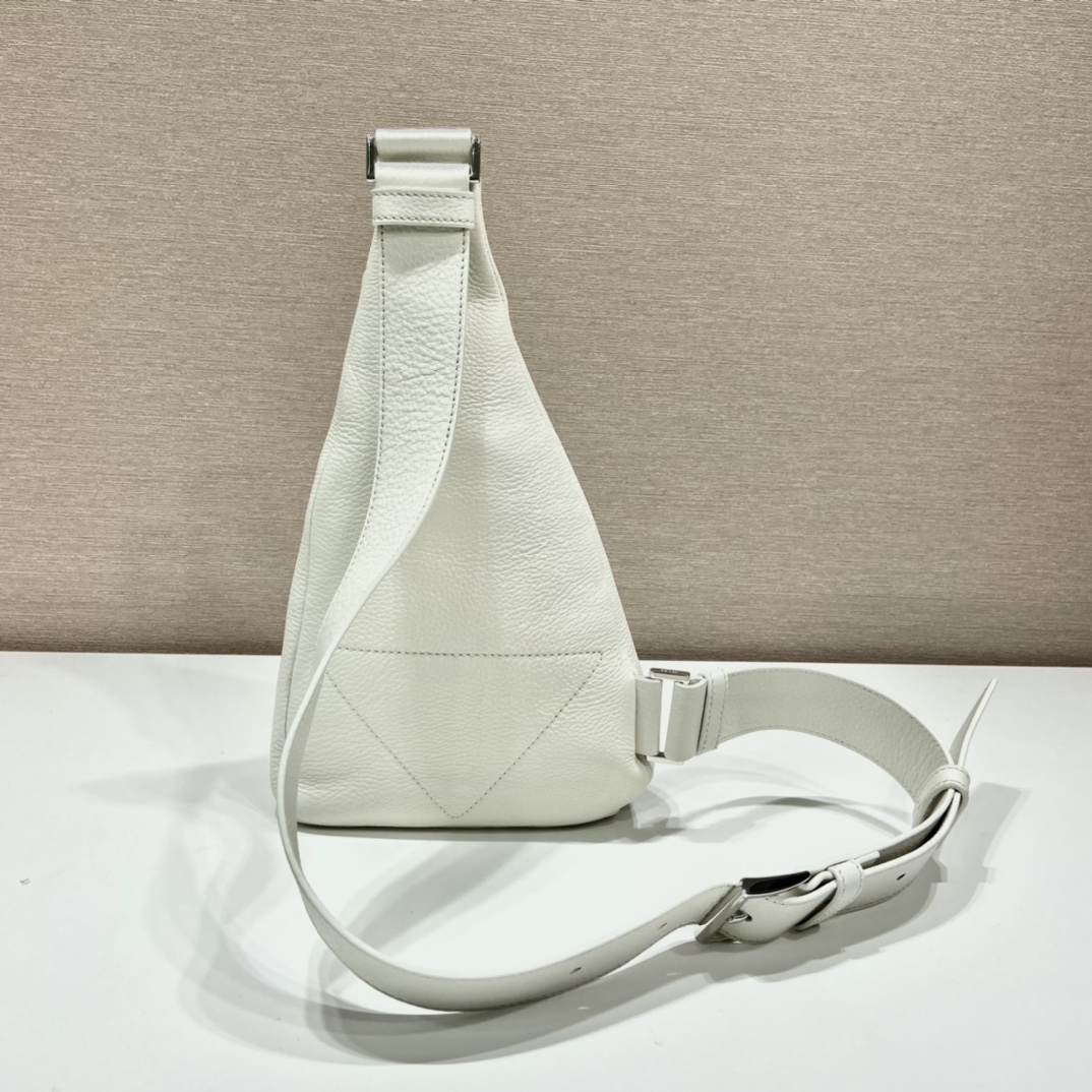 PRADA普拉达鹿皮纹牛皮新款胸包2VZ098