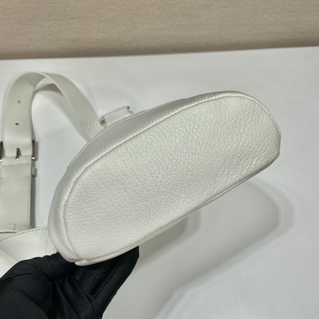 PRADA普拉达鹿皮纹牛皮新款胸包2VZ098